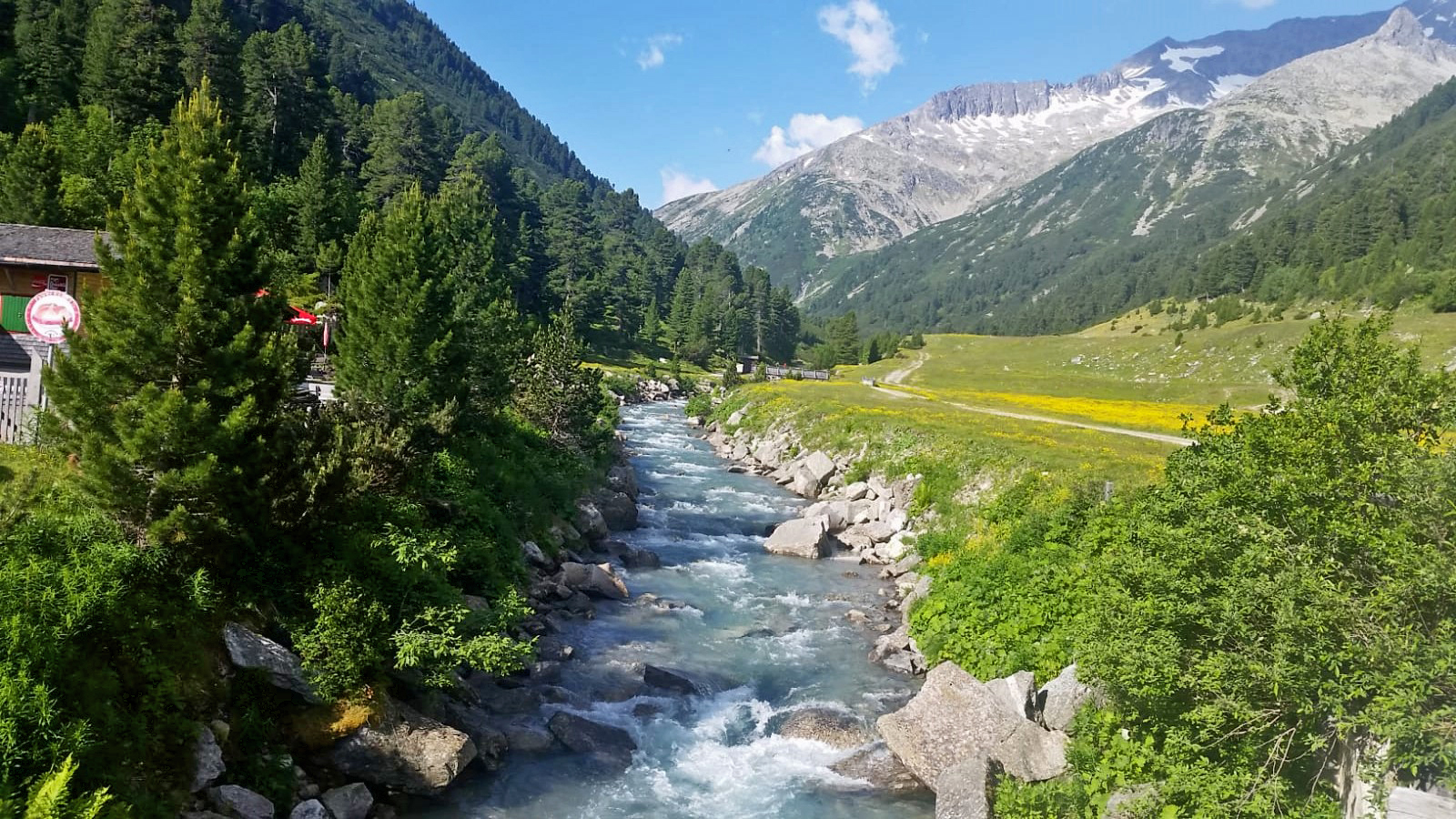 Wandern über die Alpen: am Bach entlang