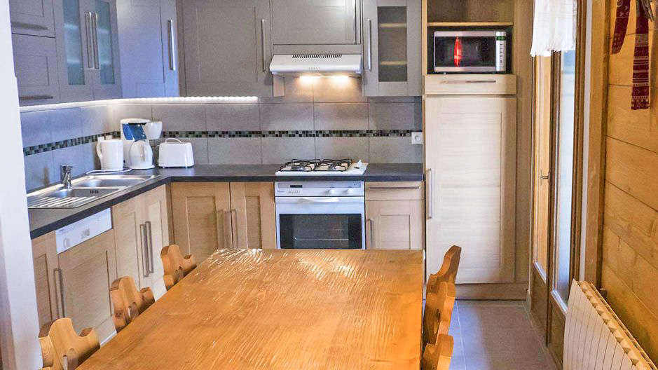 Chalet Renouveau: Appartement 1 für 8 Personen - Essbereich und Küche