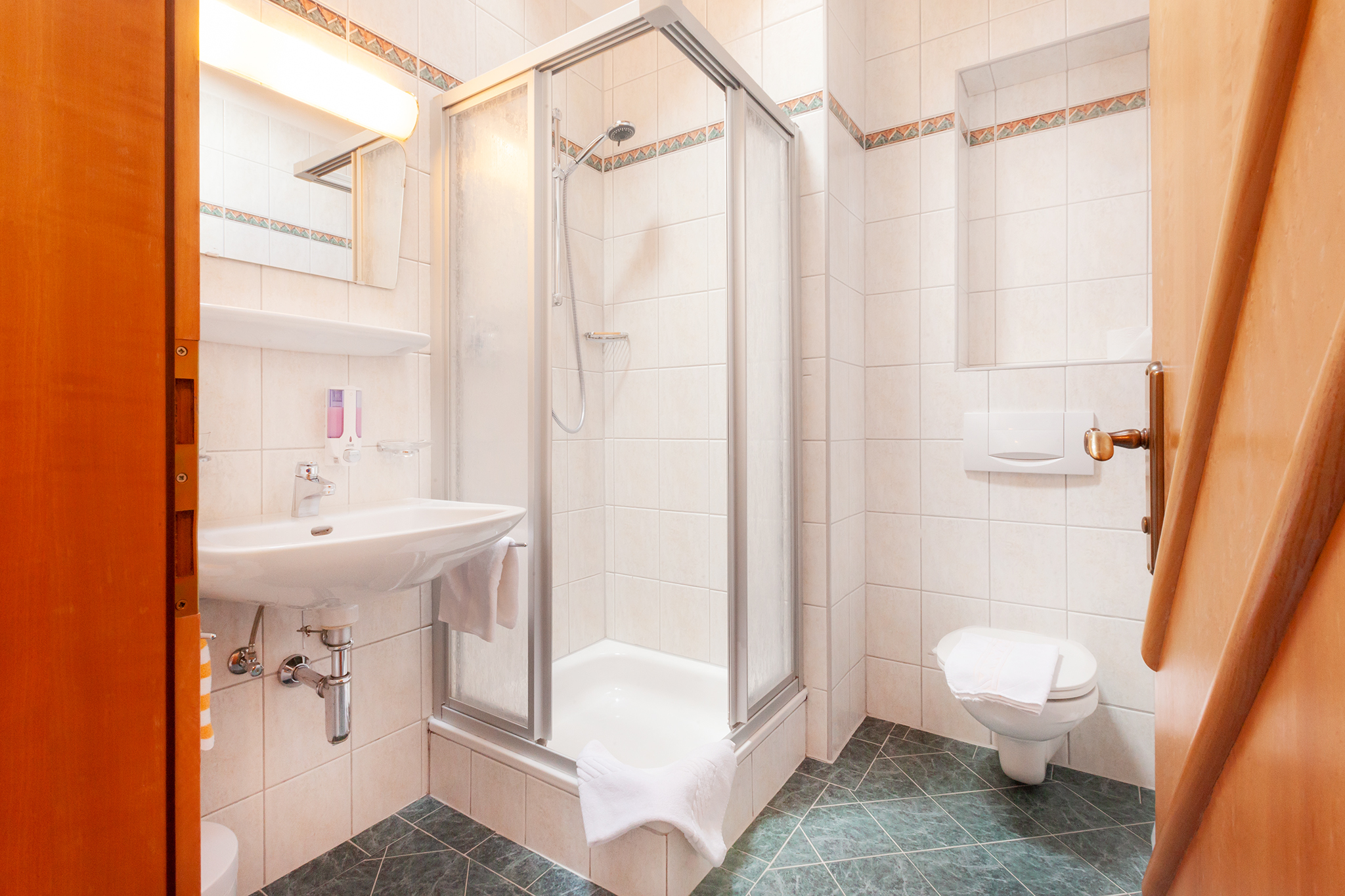 Edelweißhof Pension: Doppelzimmer (Beispiel) - Badezimmer