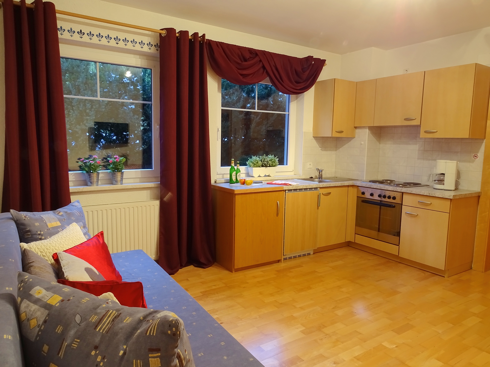 Appartementhaus Alpenjuwel: Offene Komfort-Ferienwohnung für 11 Personen - Wohnbereich mit Küchenzeile