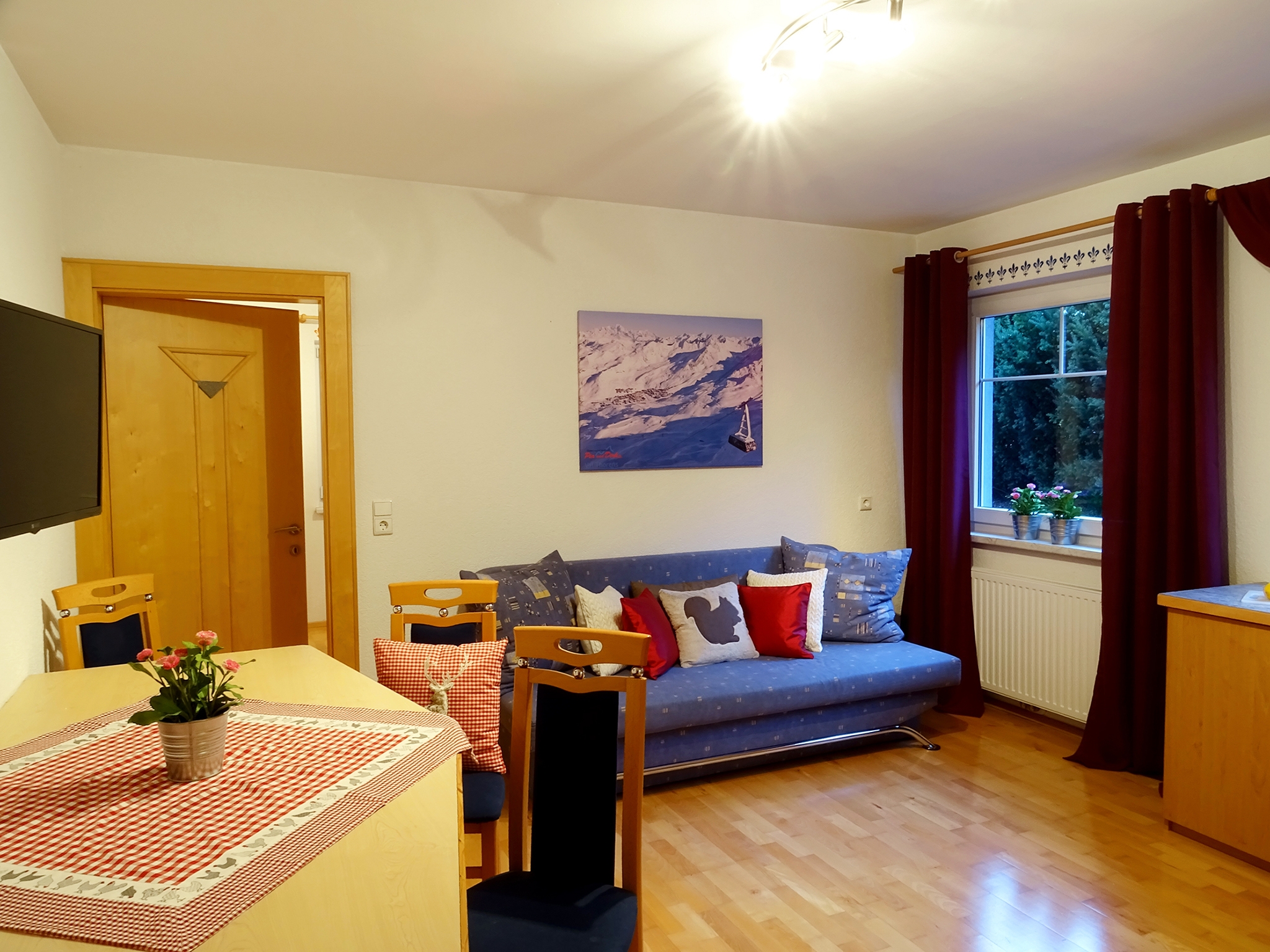 Appartementhaus Alpenjuwel: offene Komfort-Ferienwohnung für 11 Personen - Wohnbereich