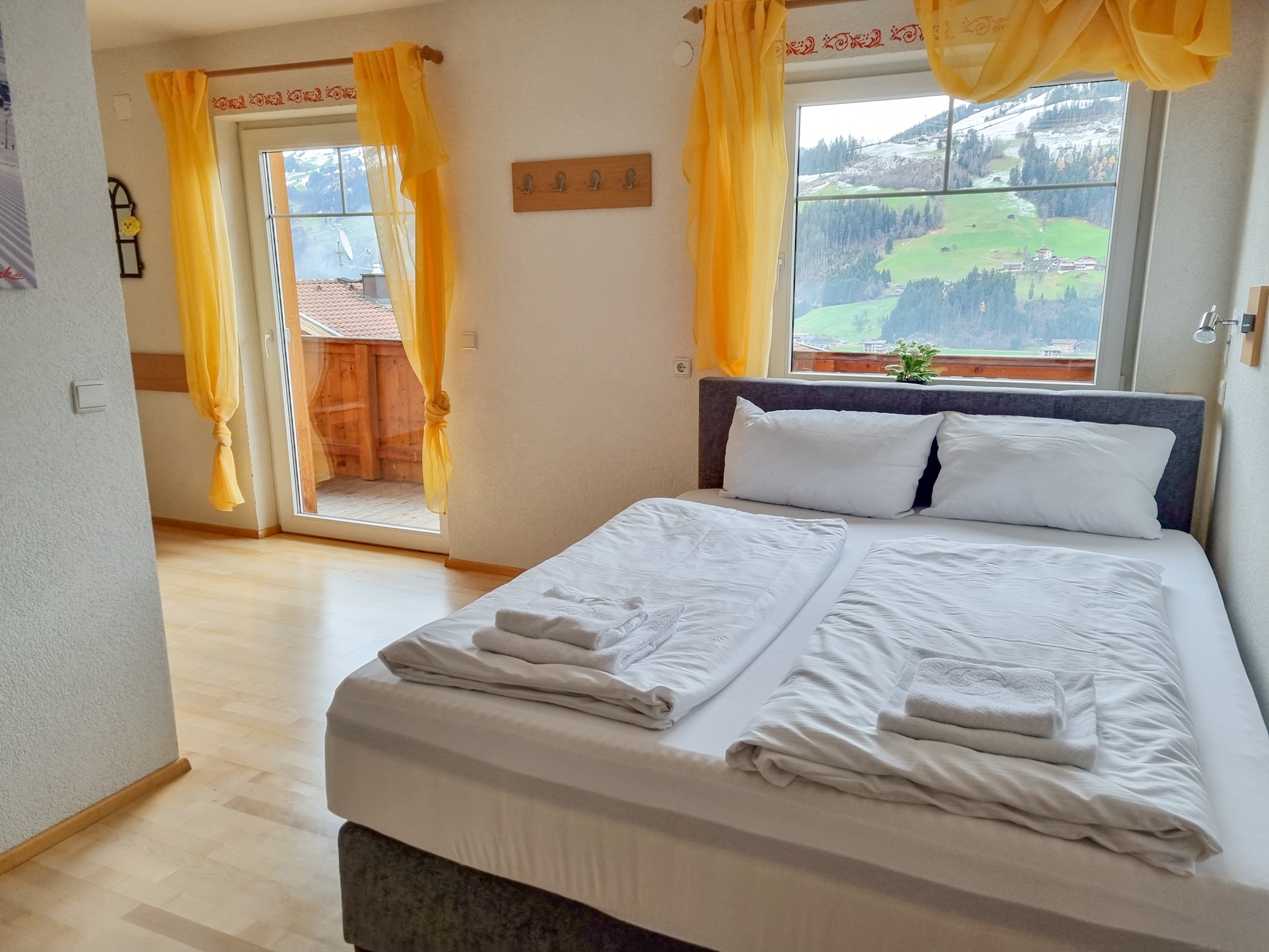 Appartementhaus Alpenjuwel: Komfort-Ferienwohnung für 5 Personen - Doppelbett im Wohnbereich
