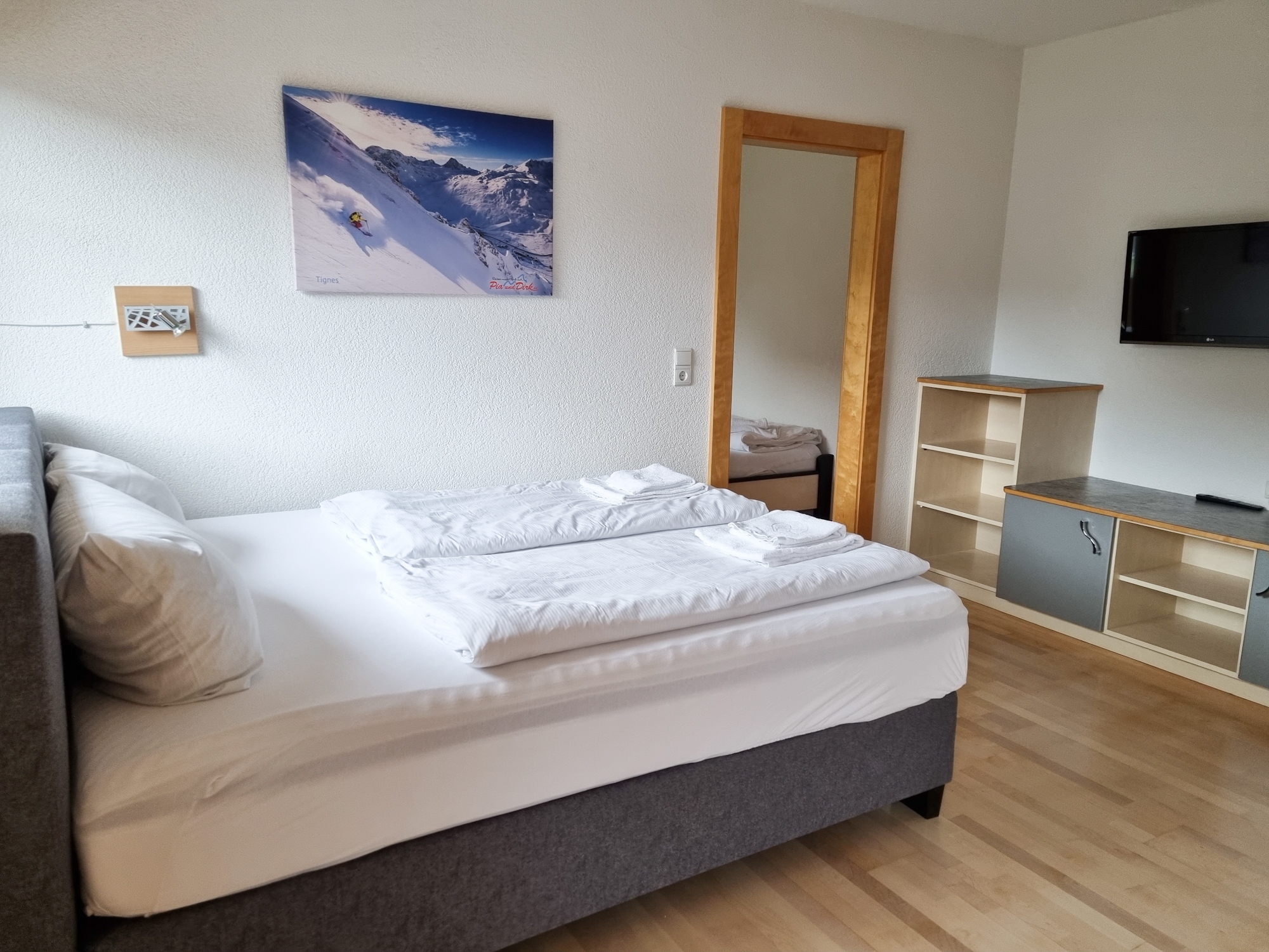 Appartementhaus Alpenjuwel: Komfort-Ferienwohnung für 5 Personen - Doppelbett im Wohnbereich