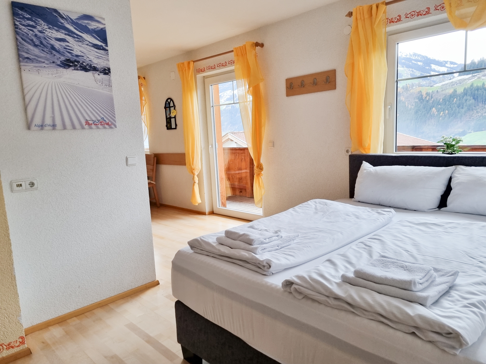Appartementhaus Alpenjuwel: offene Komfort-Ferienwohnung für 11 Personen - Doppelbett im Wohnbereich