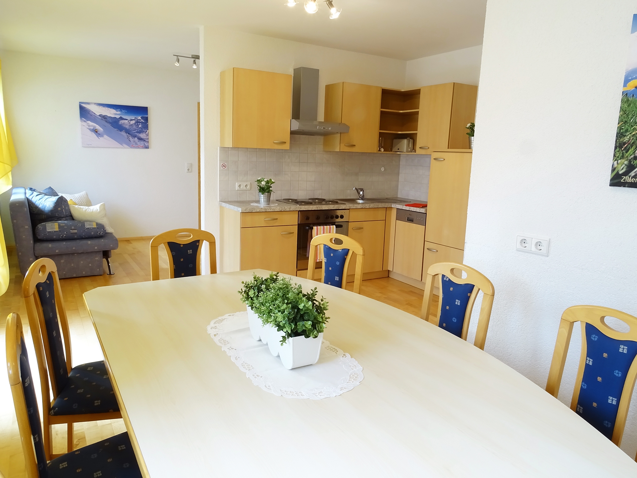 Appartementhaus Alpenjuwel: offene Komfort-Ferienwohnung für 11 Personen - Wohnbereich mit Küchenzeile