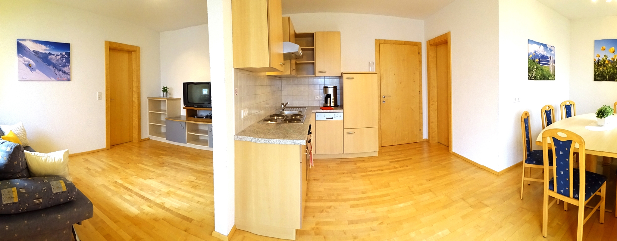 Appartementhaus Alpenjuwel: offene Komfort-Ferienwohnung für 11 Personen - Wohnbereich und Küchenzeile