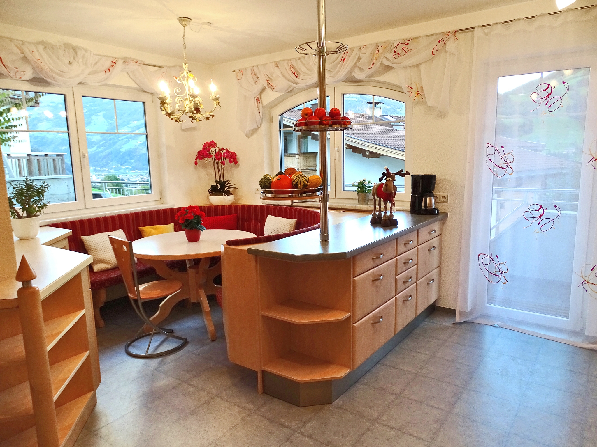 Appartementhaus Alpenjuwel: Komfort-Ferienwohnung für 6 Personen - Küche mit Sitzbank