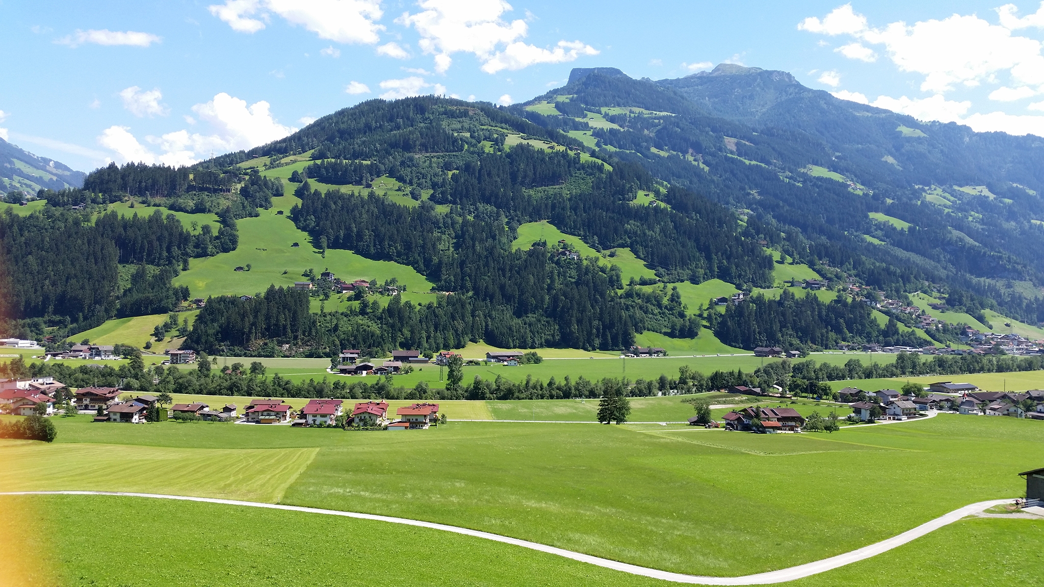 Appartementhaus Alpenjuwel: Ausblick über das Zillertal