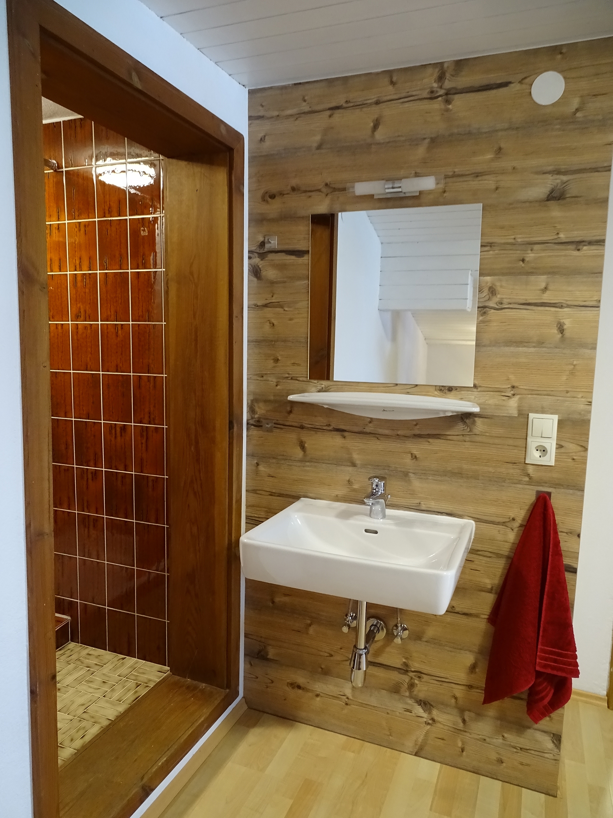 Appartementhaus Mayrhofen: Waschbecken auf dem Zimmer