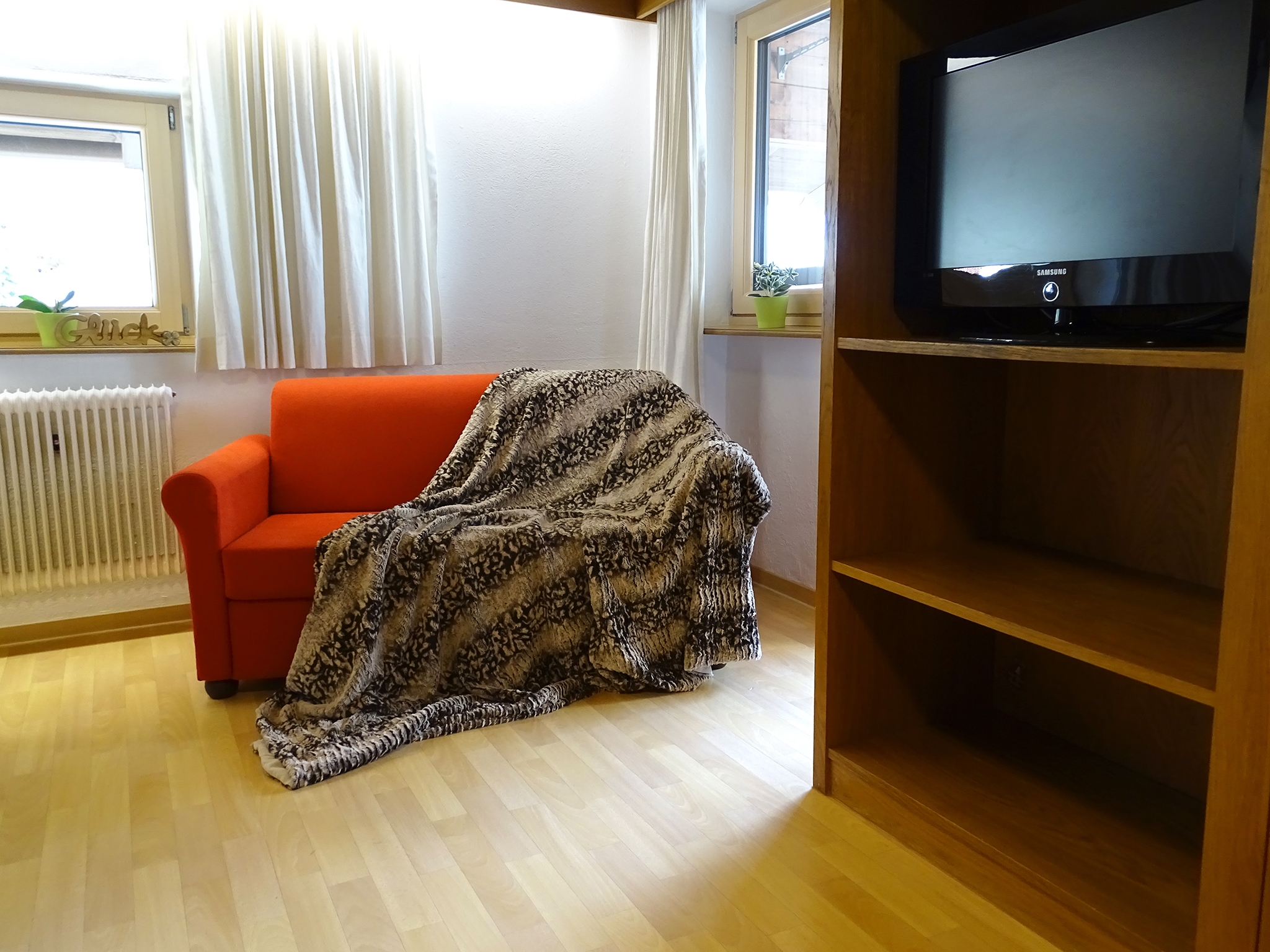 Appartementhaus Mayrhofen: Couch im Doppelzimmer