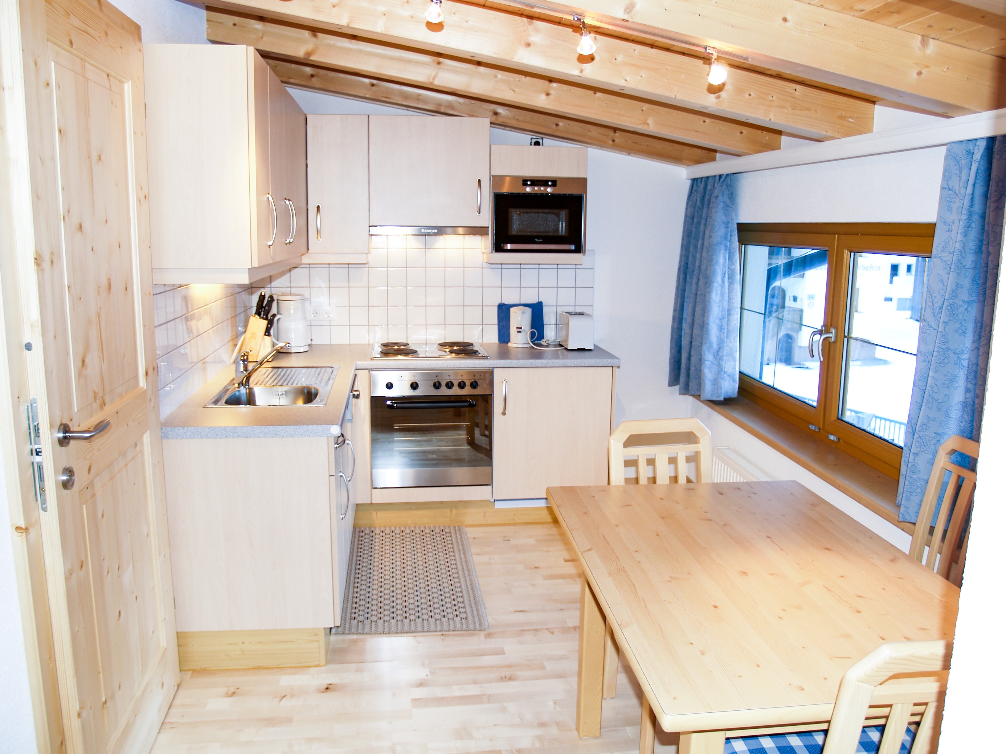 Appartementhaus Trisanna: Ferienwohnung Vergiel - Küchenzeile mit Essbereich
