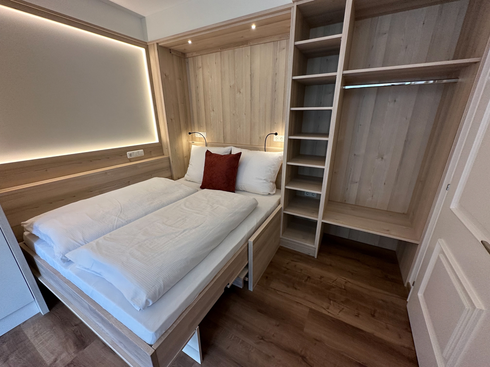 Appartementhaus Zillertal: Ferienwohnung Nr. 1 für 4 Personen - Doppelbett im Wohnbereich
