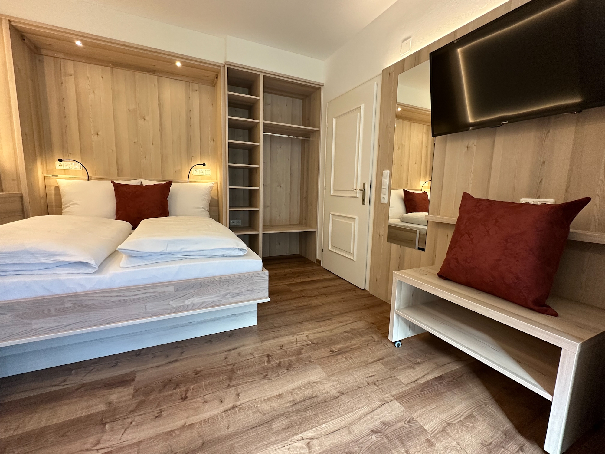 Appartementhaus Zillertal: Ferienwohnung für 3 Personen - Doppelbett im Wohnbereich (Beispiel)