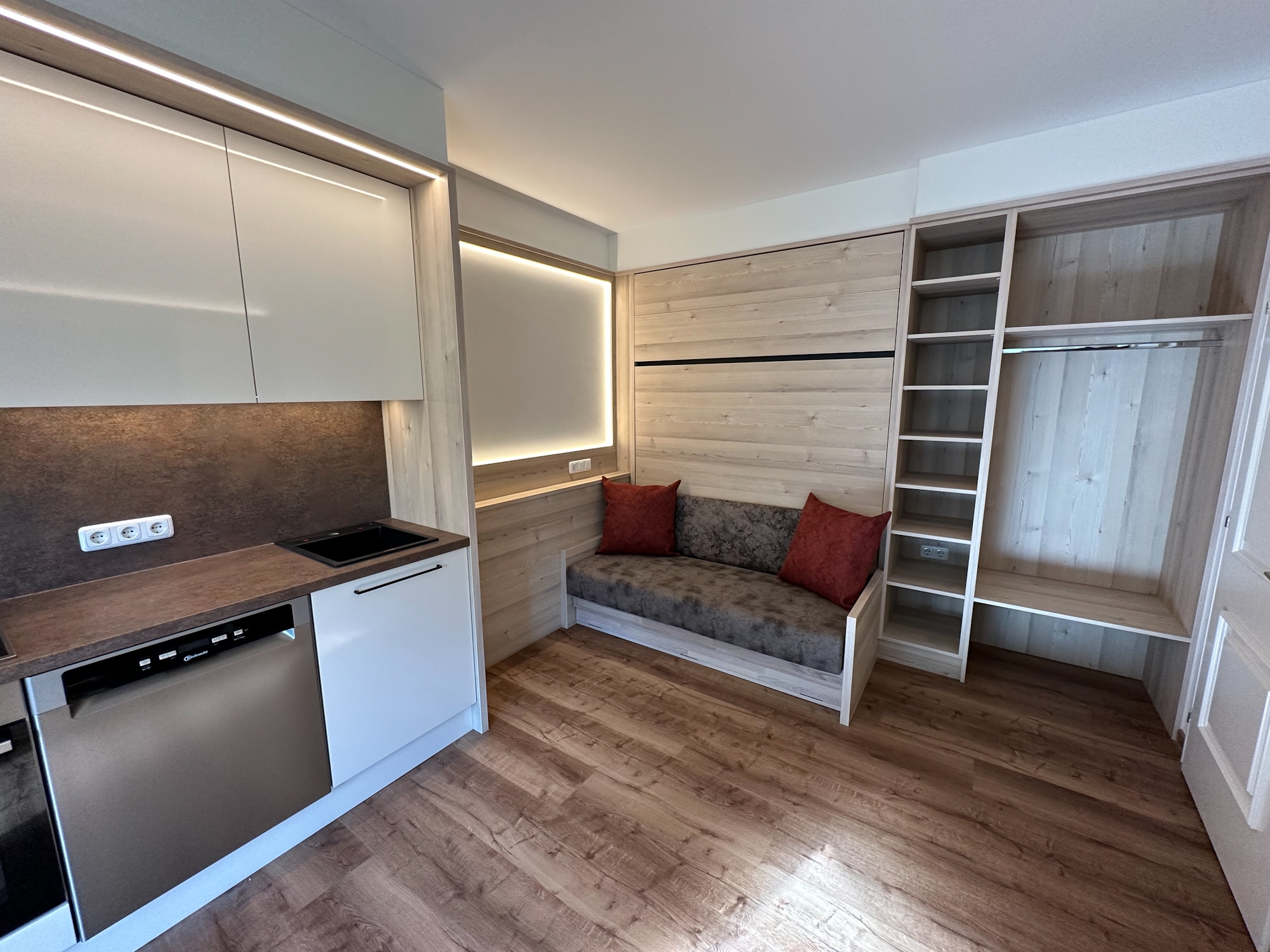Appartementhaus Zillertal: Ferienwohnung für 2 Personen - Wohnbereich mit Küchenzeile (Beispiel)