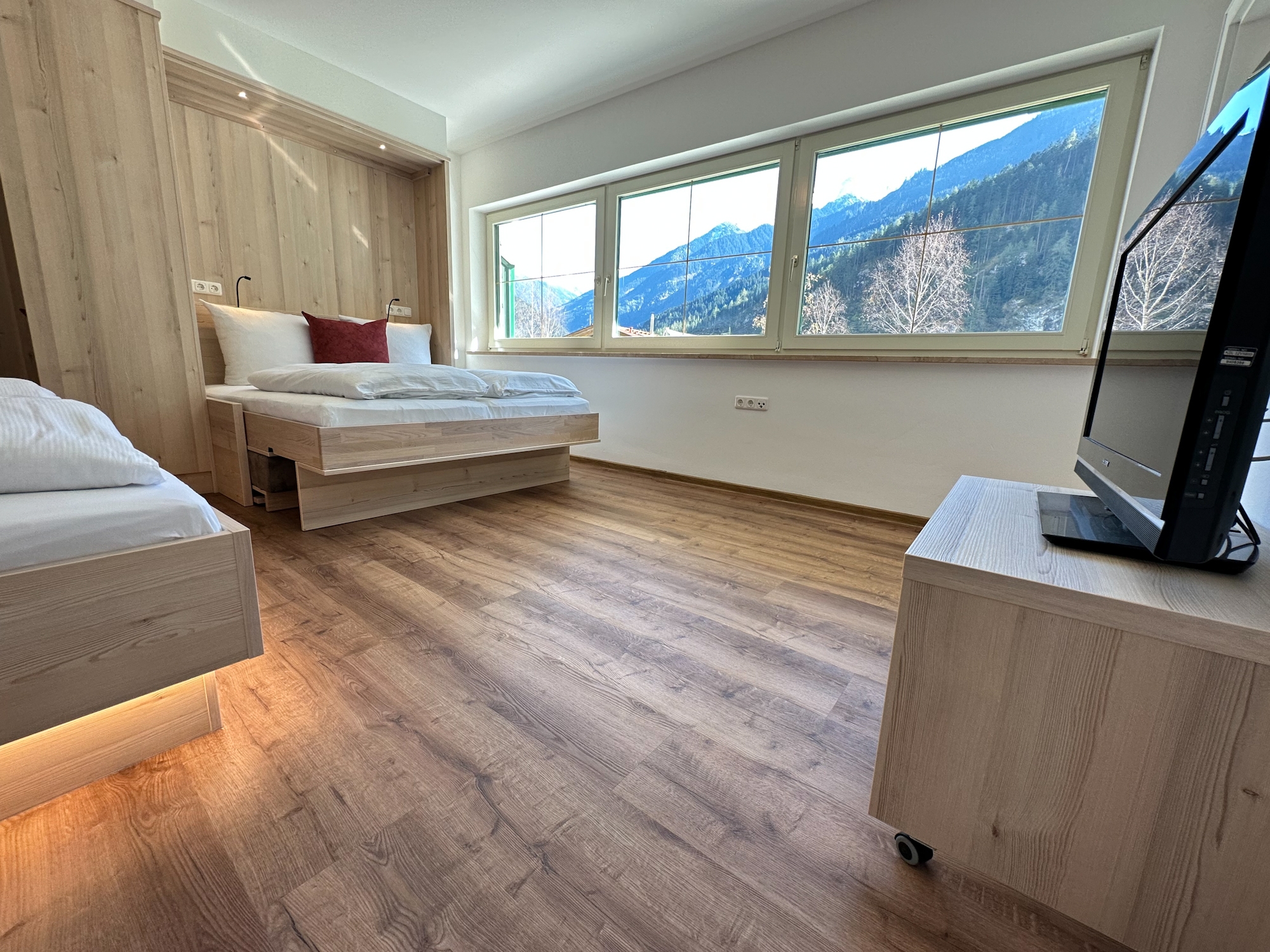 Appartementhaus Zillertal: Ferienwohnung Nr. 2 für 4 Personen - ausklappbares Doppelbett