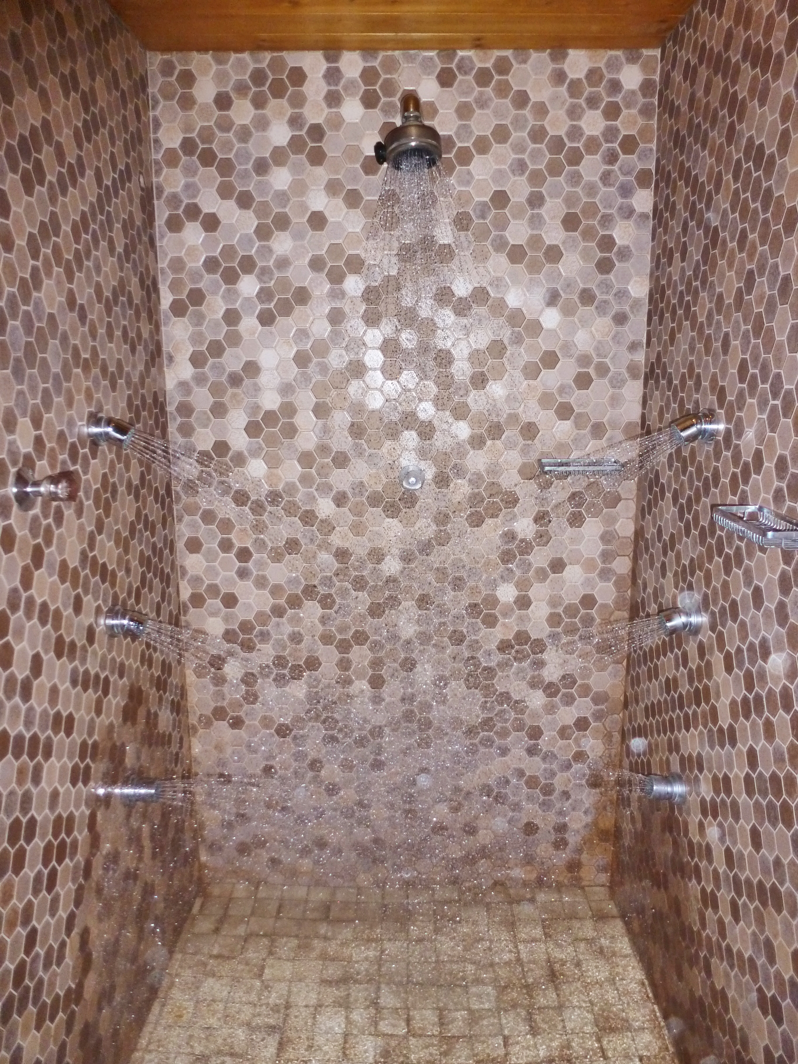 Appartementhaus Zillertal: Duschen im Saunabereich