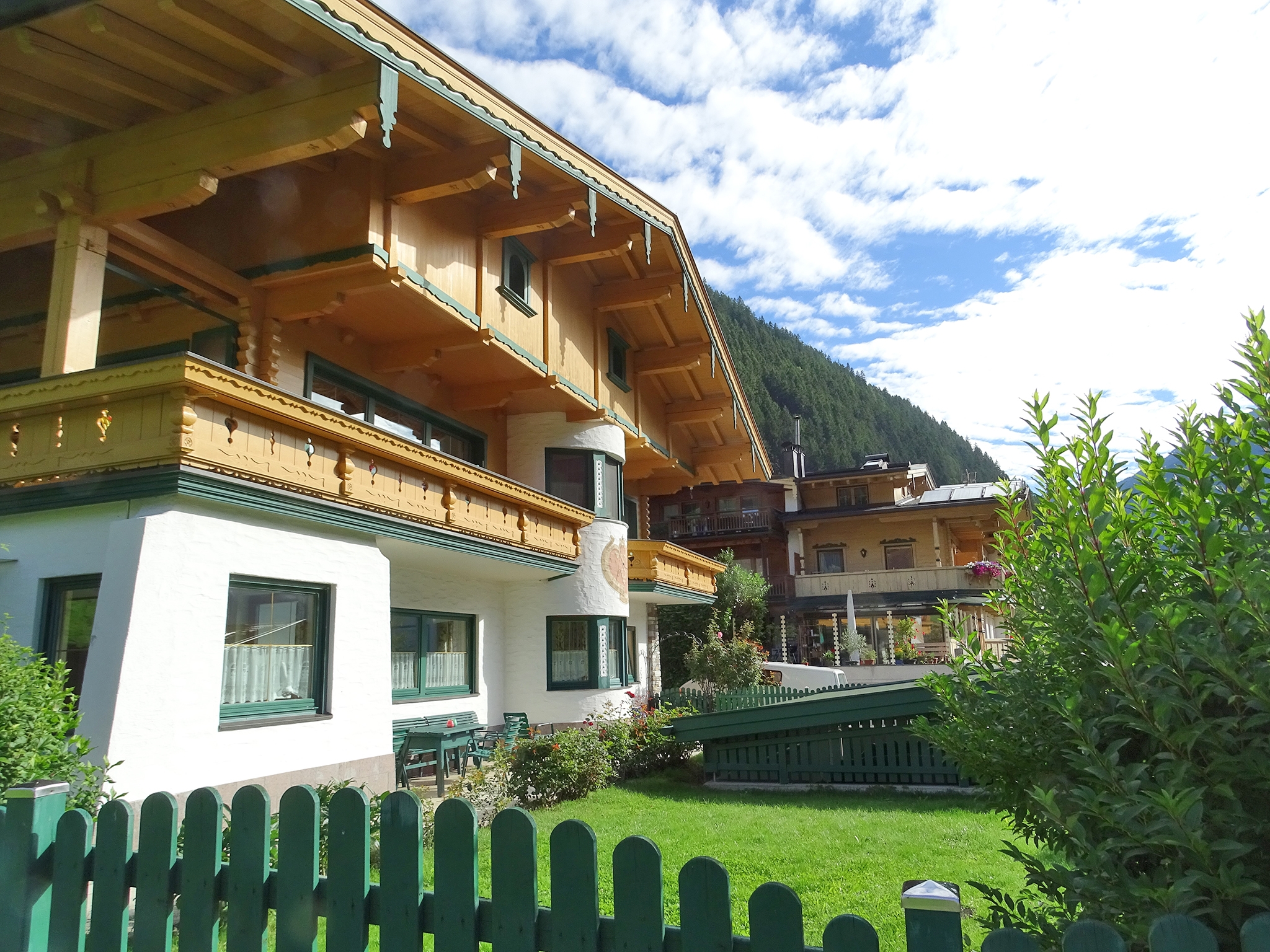 Appartementhaus Zillertal im Sommer: Außenansicht