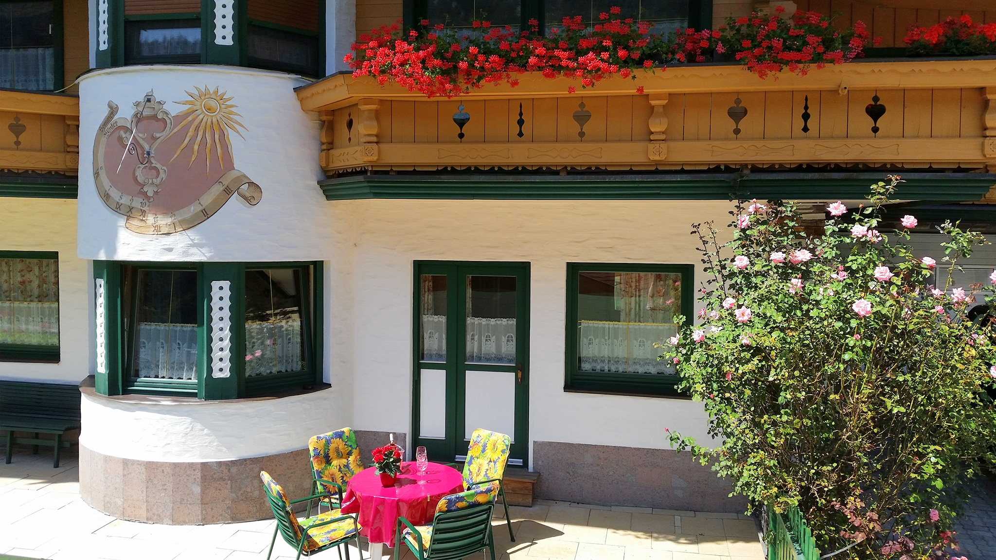 Appartementhaus Zillertal im Sommer: Terrasse