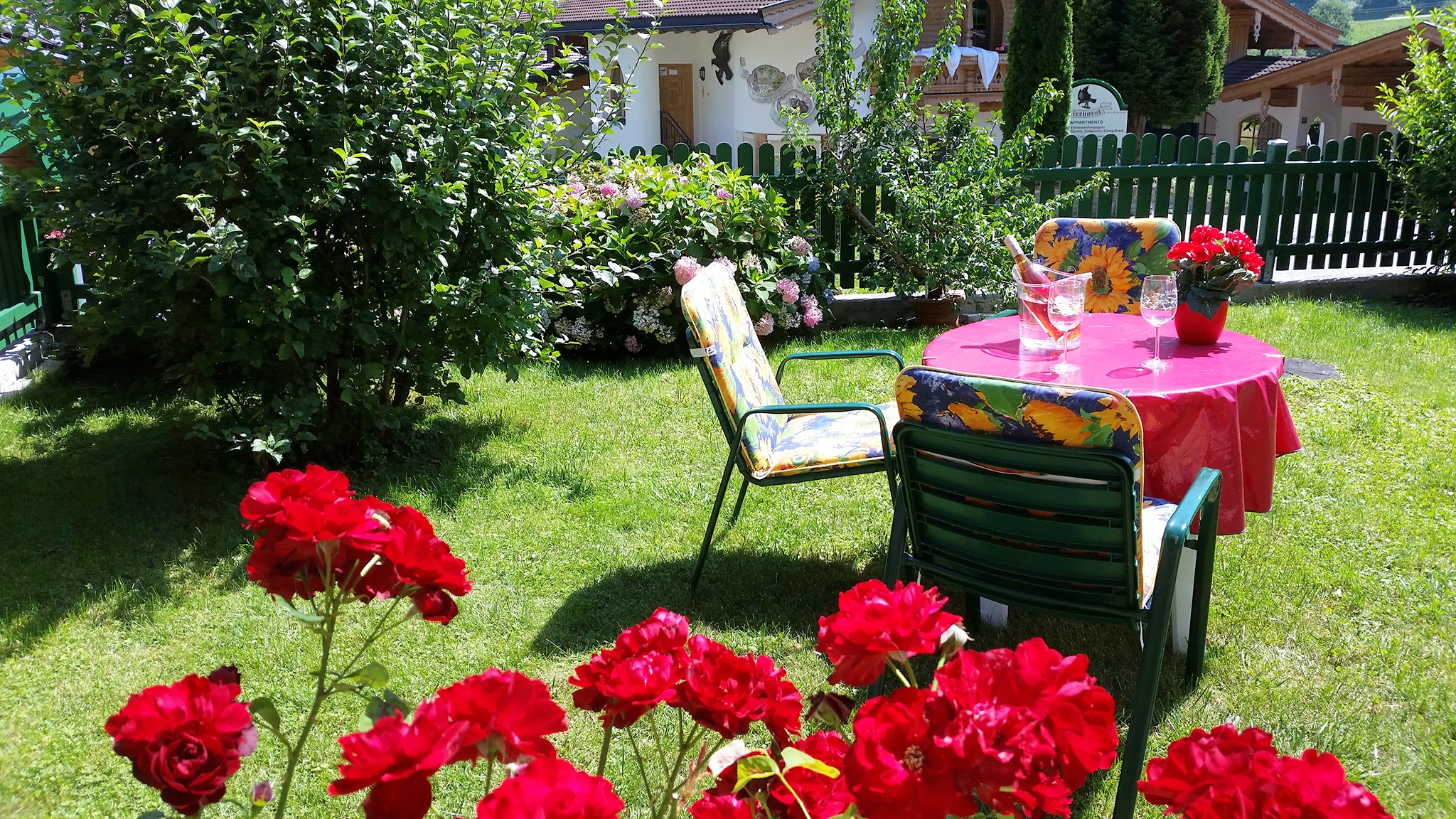 Appartementhaus Zillertal im Sommer: Sitzecke im Garten