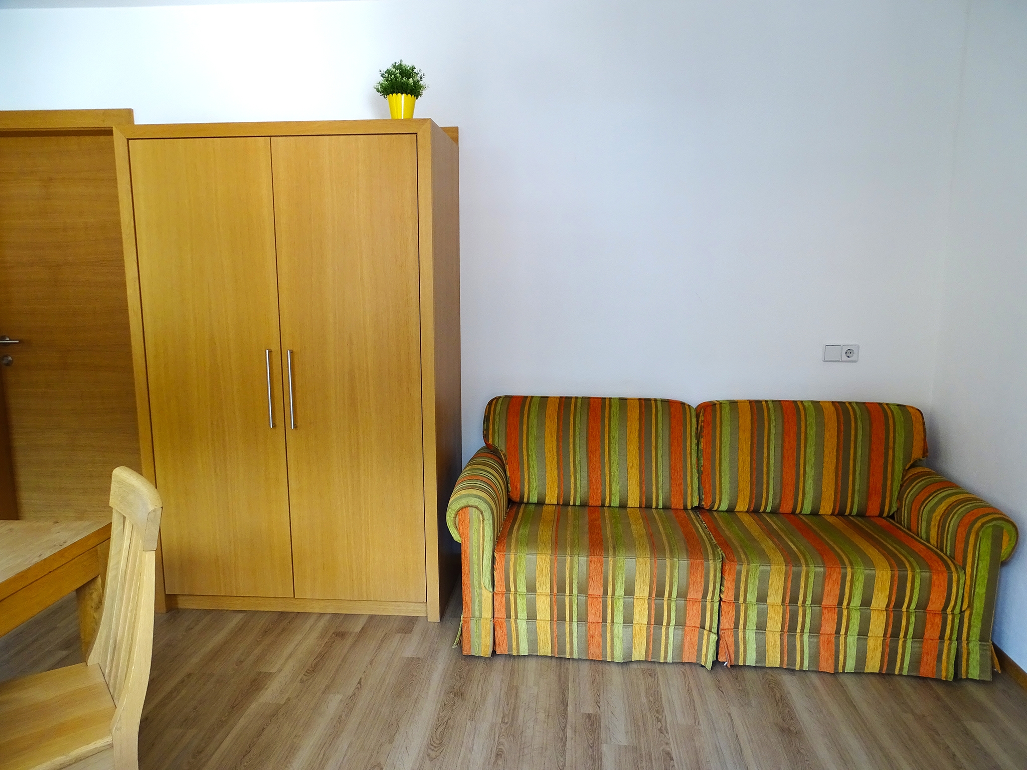 Appartements Windschnur: Appartement Edelweiss Deluxe für 4 Personen - Wohnbereich mit Couch (Beispiel)
