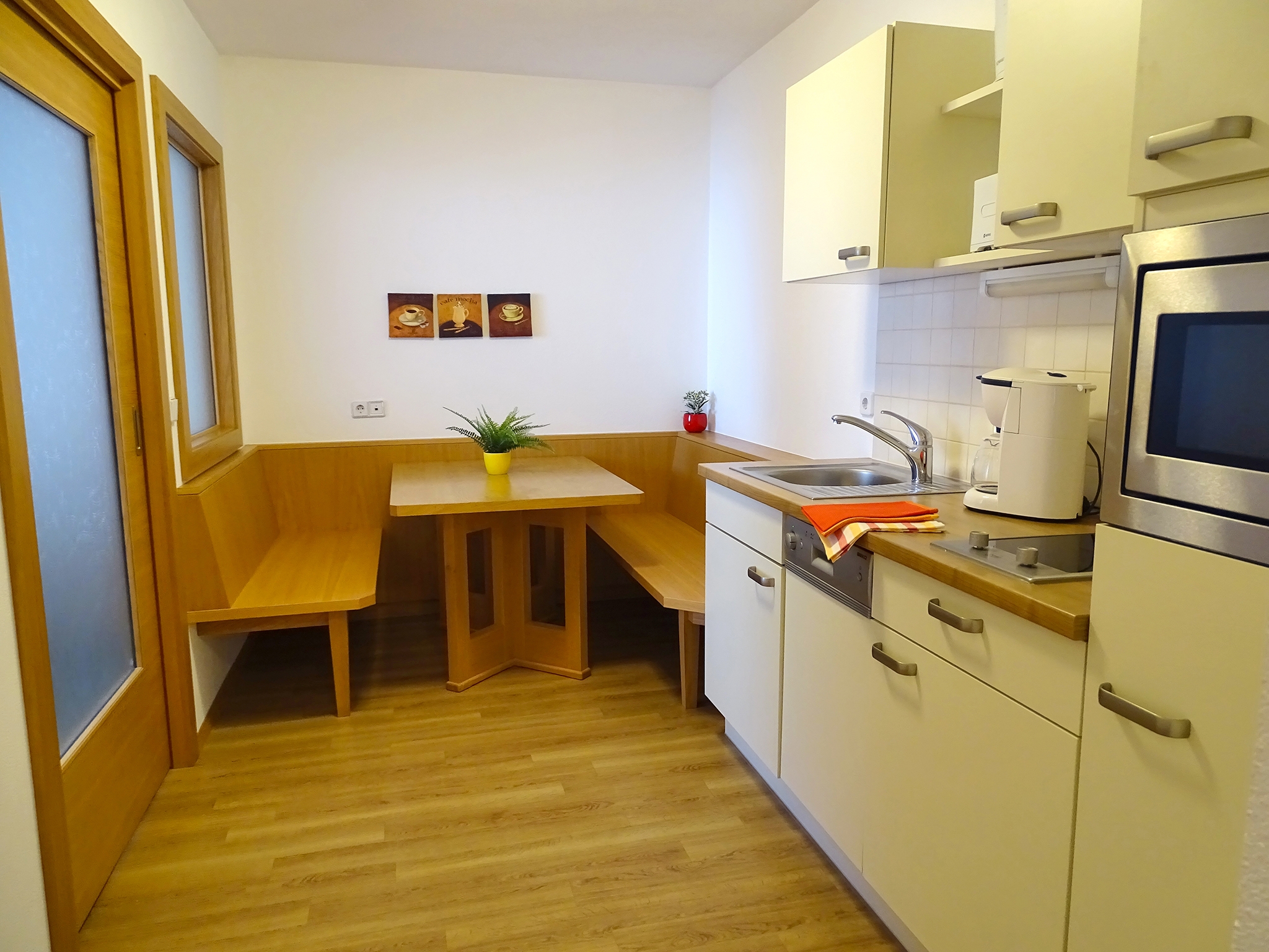 Appartements Windschnur: Appartement Steinrose für 2 Personen - Essbereich mit Küchenzeile (Beispiel)