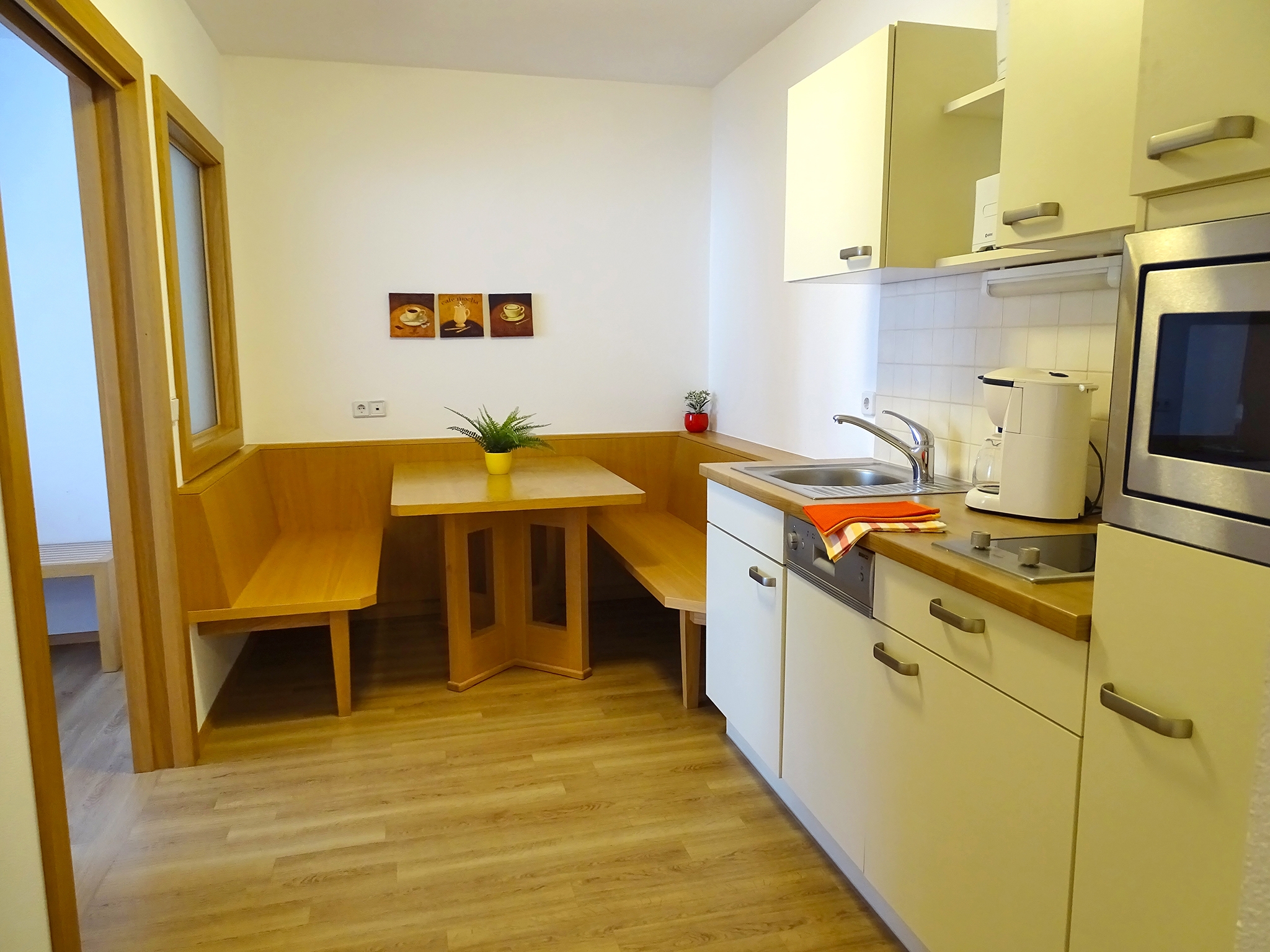 Appartements Windschnur: Appartement Steinrose für 2 Personen - Essbereich mit Küchenzeile (Beispiel)