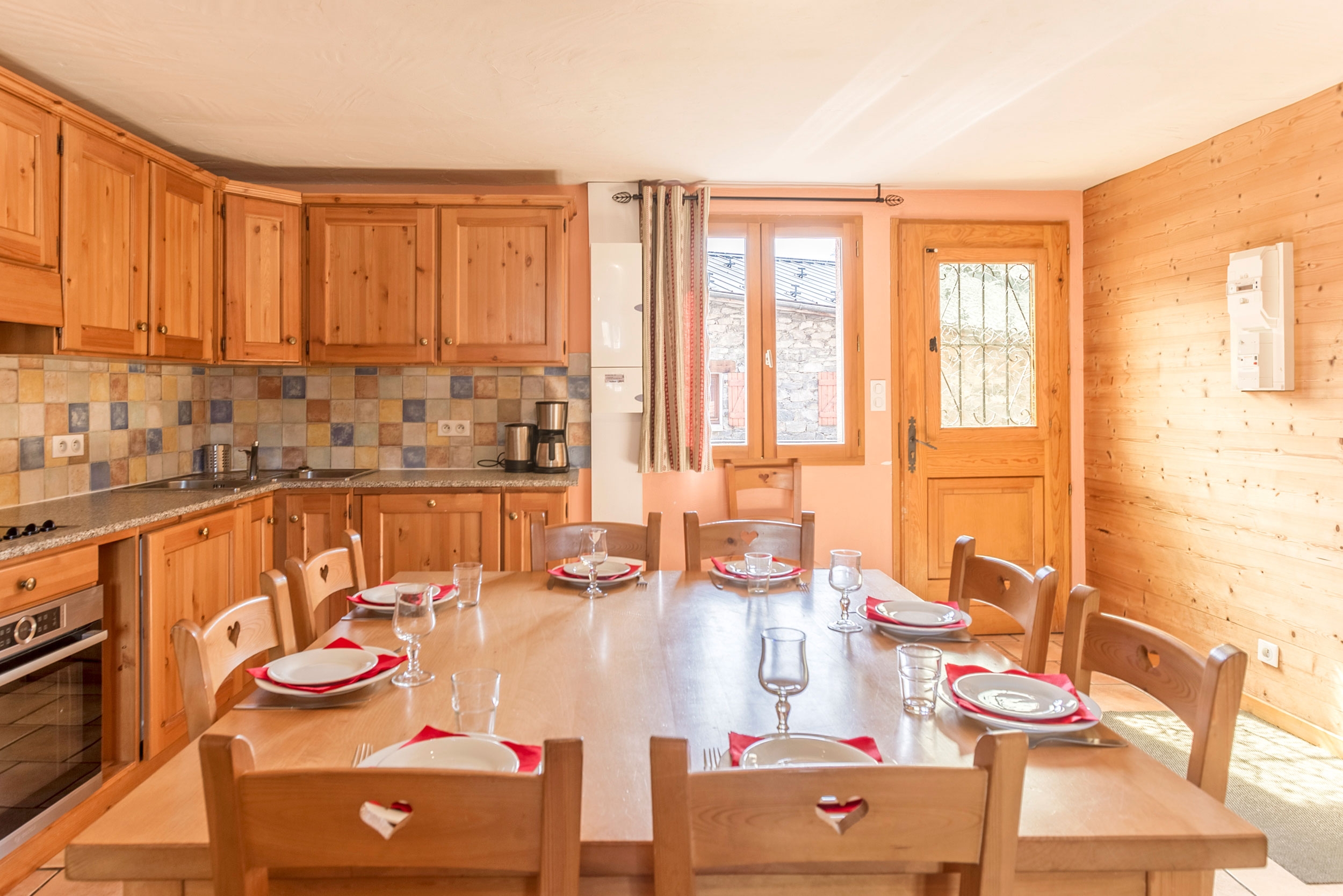 Chalet Acacia: Appartement 2 für 10 Personen - Essbereich und Küche