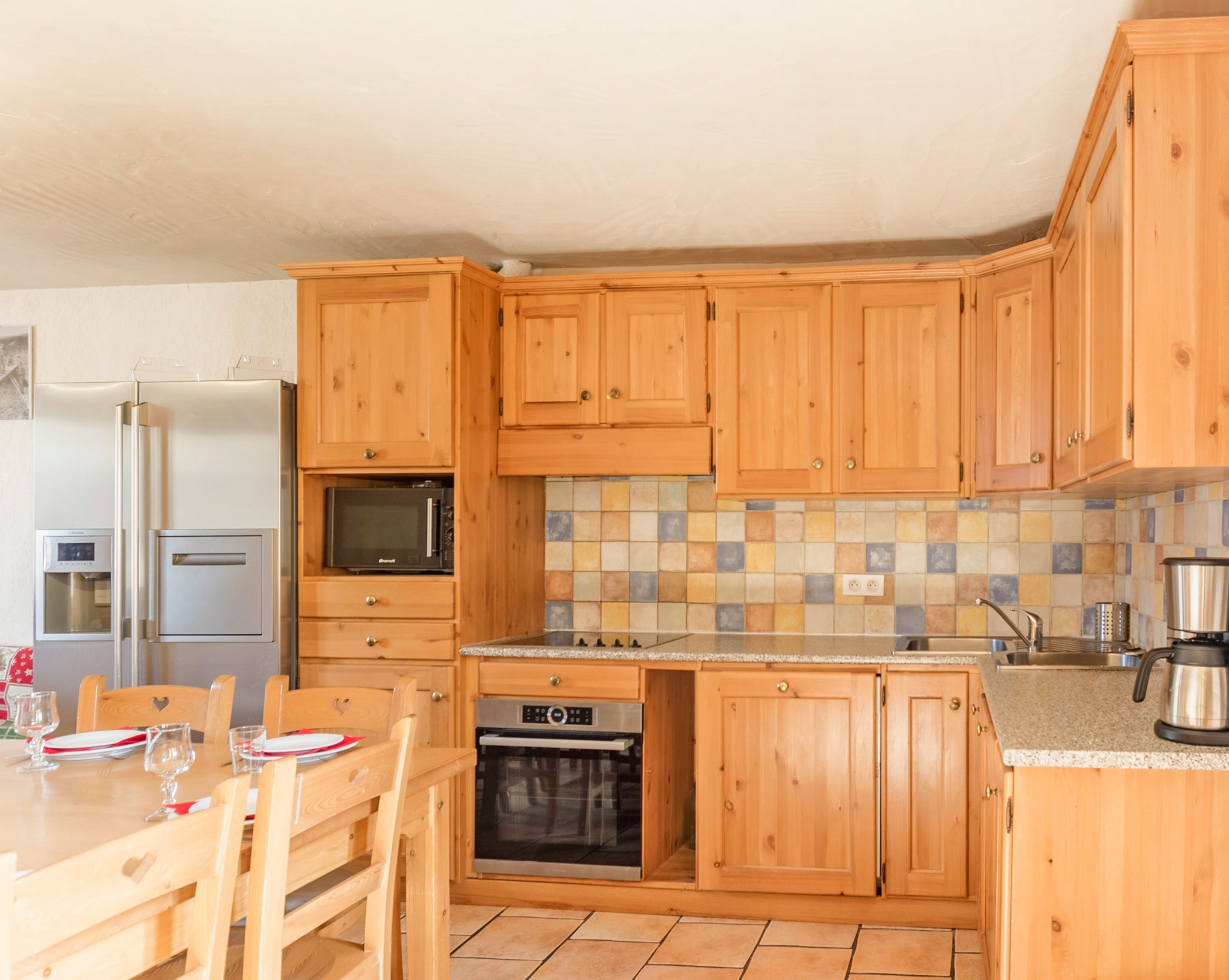 Chalet Acacia: Appartement 2 für 10 Personen - Essbereich und Küche