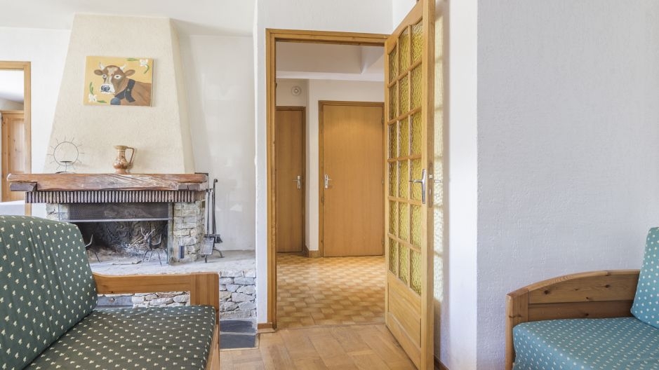 Chalet Balcons Acacia: Appartement 1 für 14 Personen - Wohnbereich mit Kamin