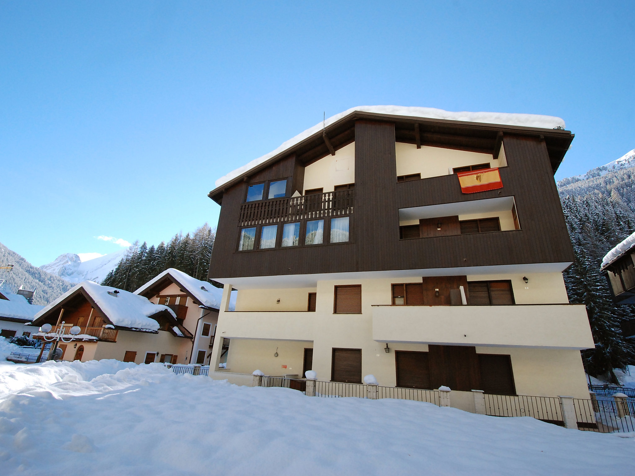 Appartementhaus Des Alpes: Außenansicht Nr. 2