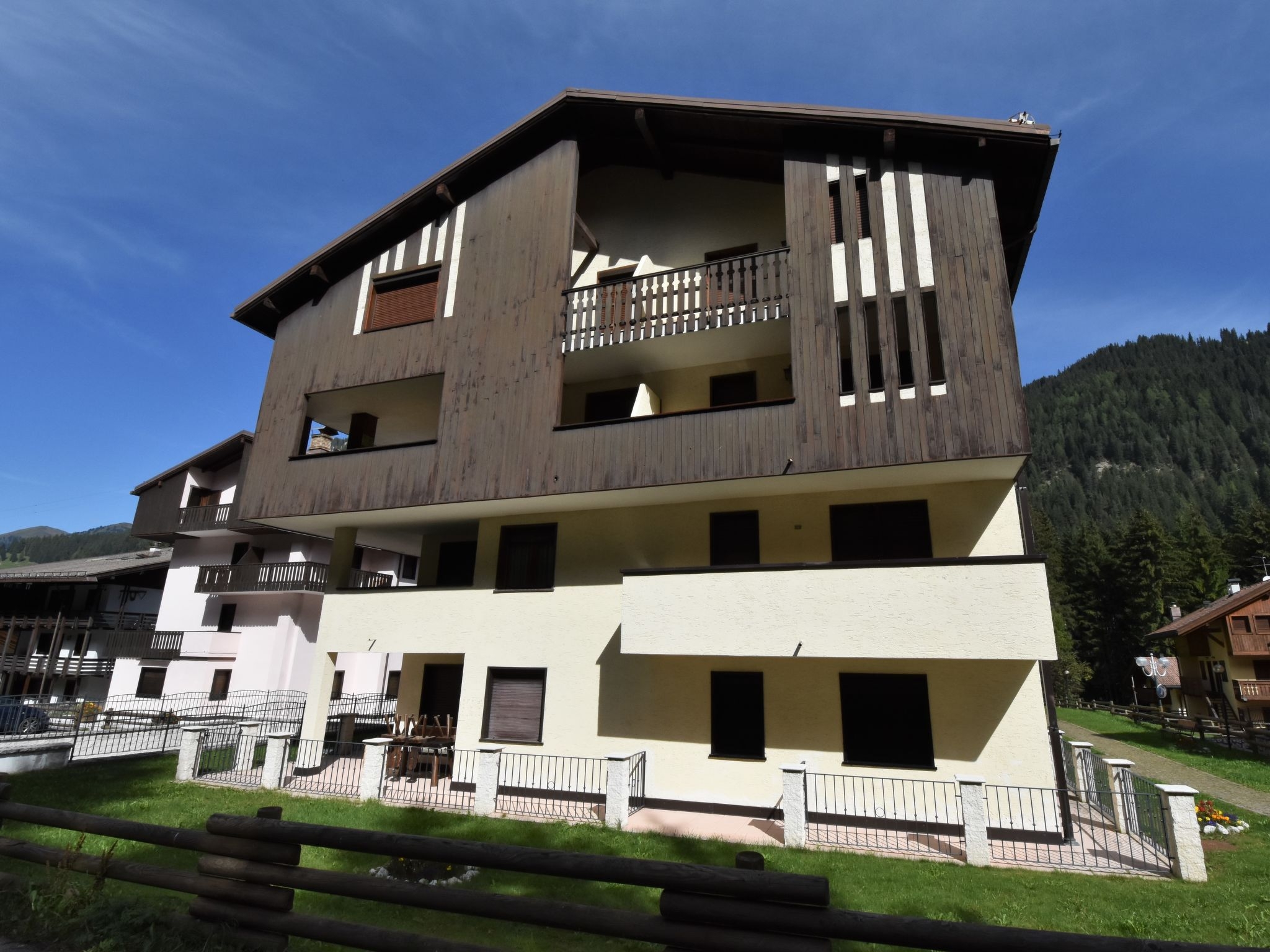 Appartementhaus Des Alpes: Außenansicht Nr. 9