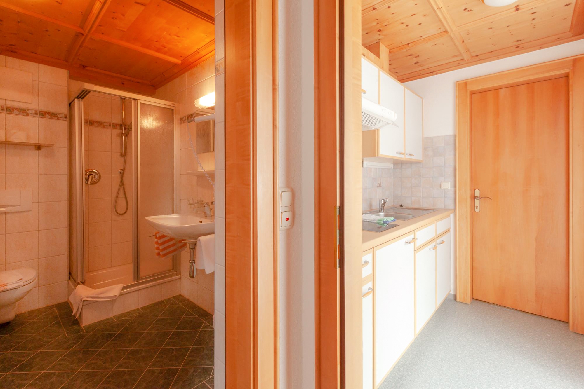 Edelweißhof Appartements: 2 Doppelzimmer für 4 Personen - Bad und Küchenzeile