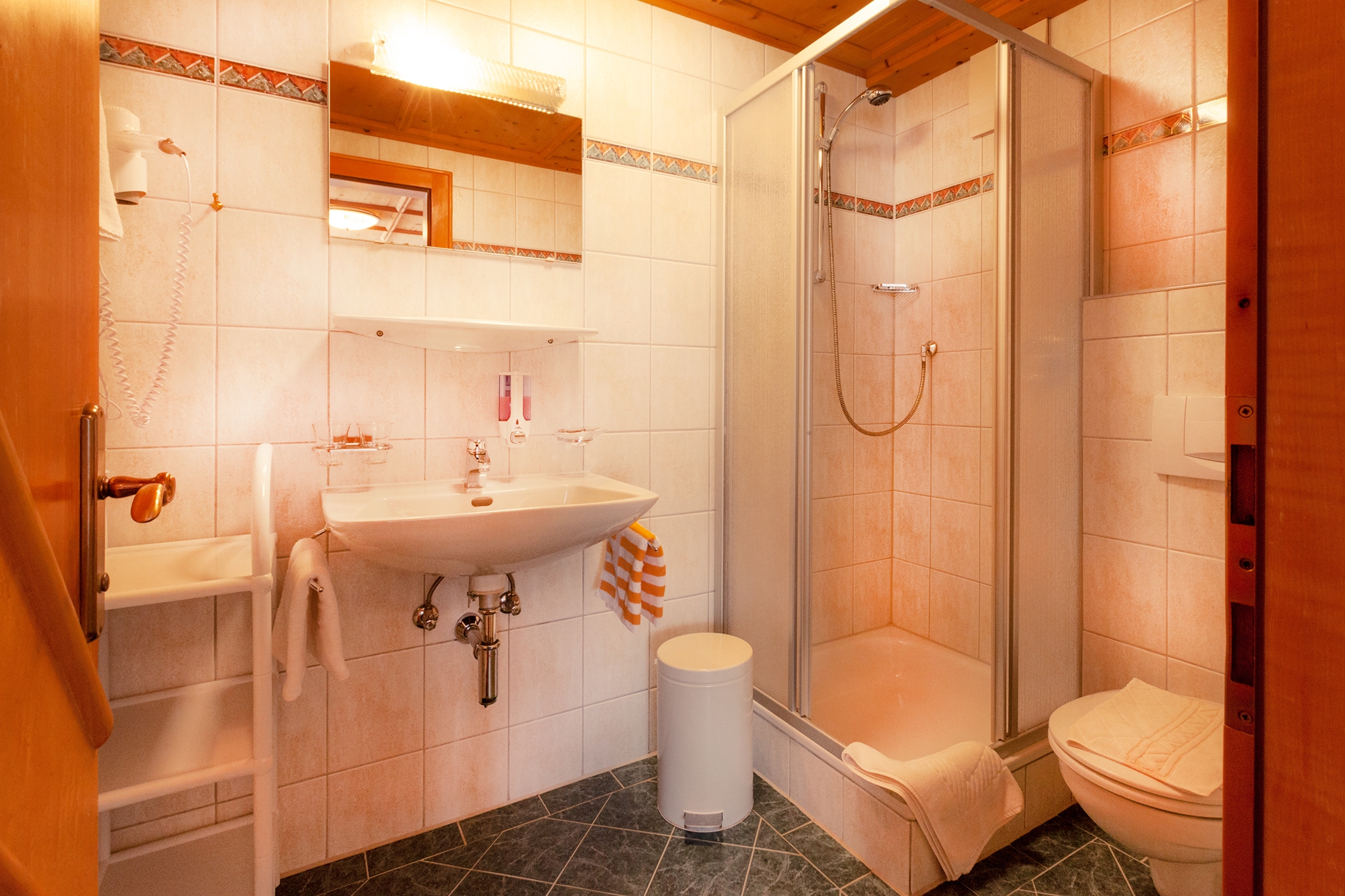 Edelweißhof Appartements: 2 Doppelzimmer für 4 Personen - Bad