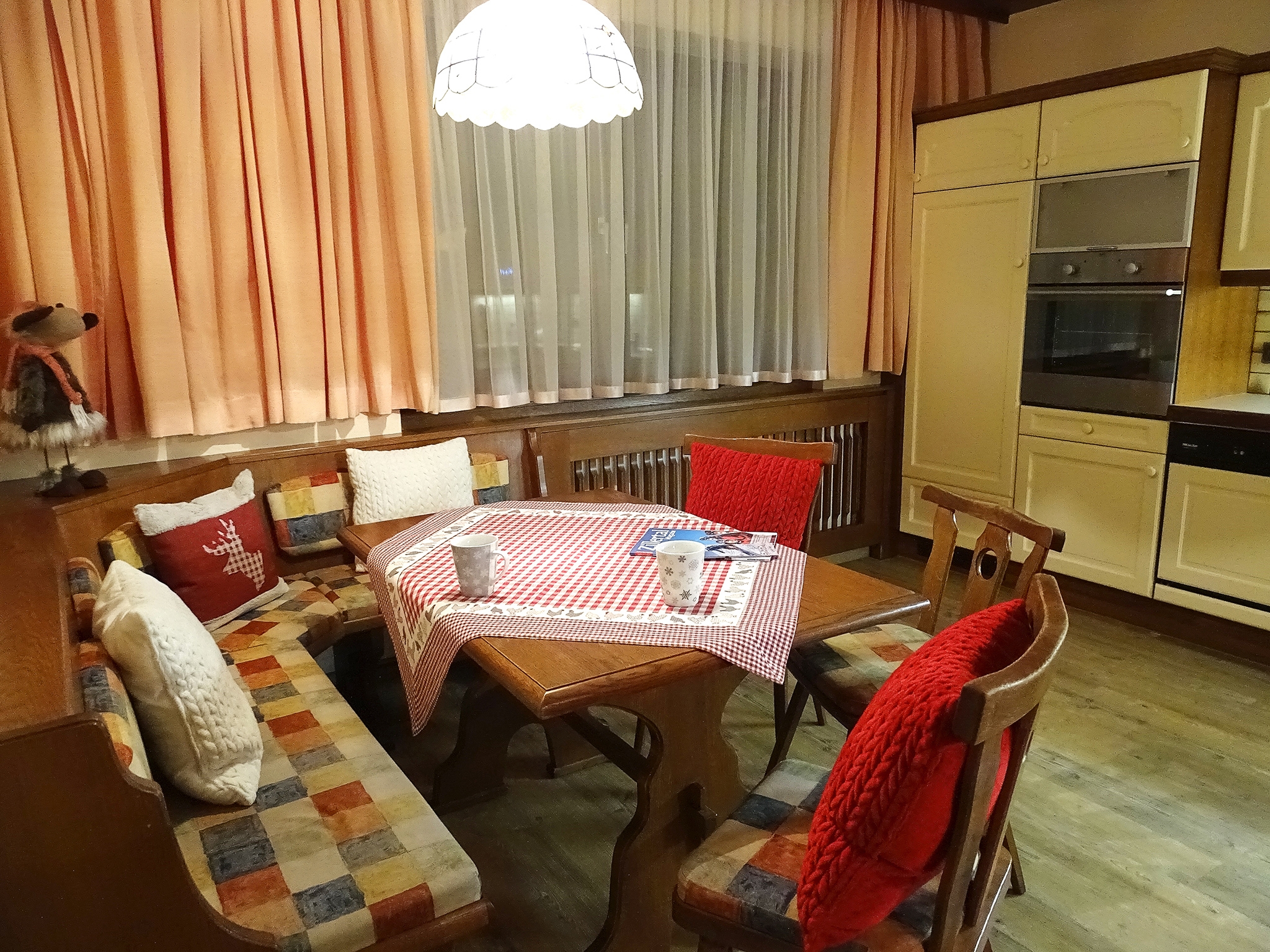 Sportpension Christina: Ferienwohnung für 8-12 Personen - Sitzecke in der Küche