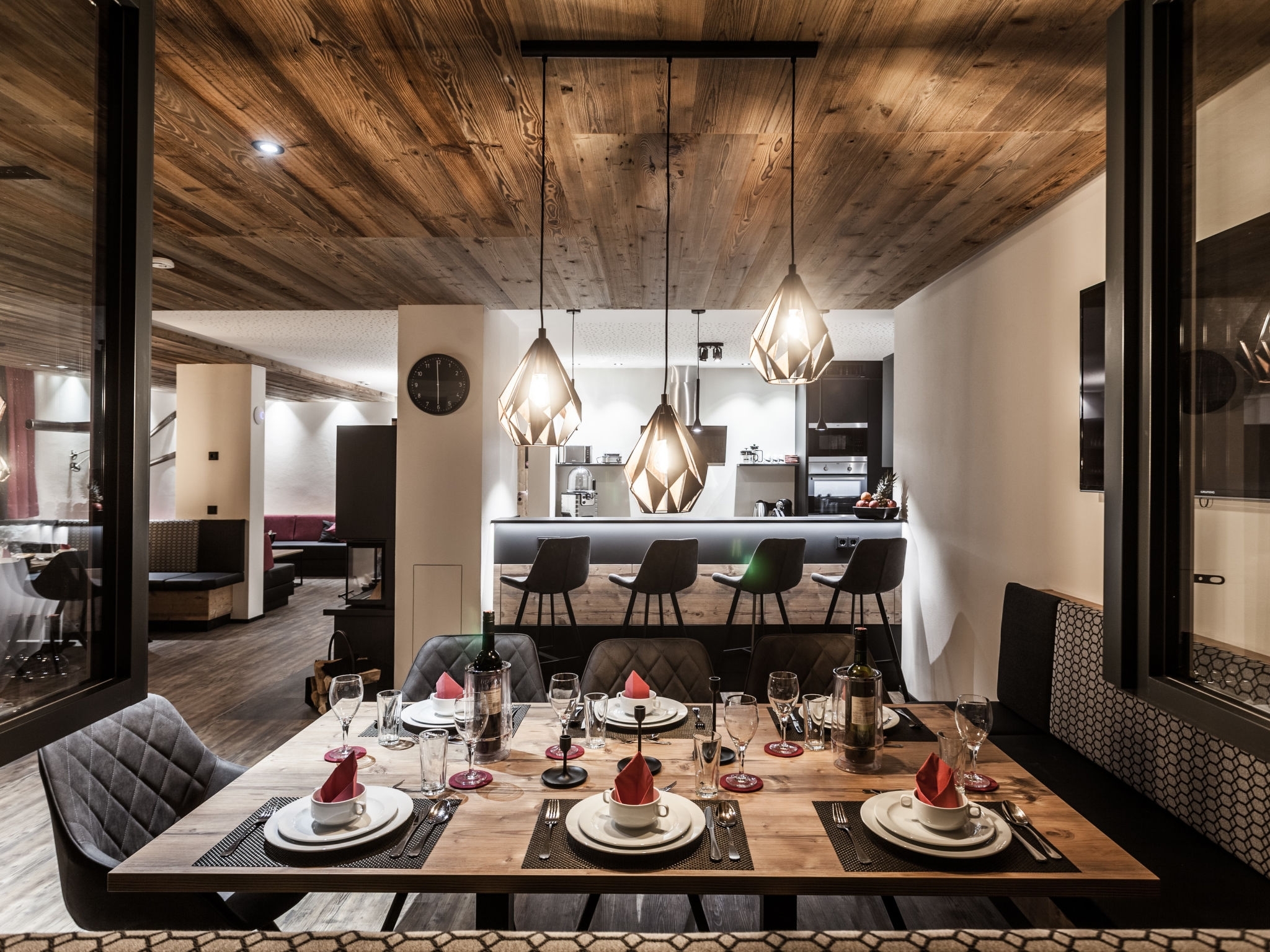Luxuschalet im Montafon: Wohnbereich mit offener Küche (Beispiel)