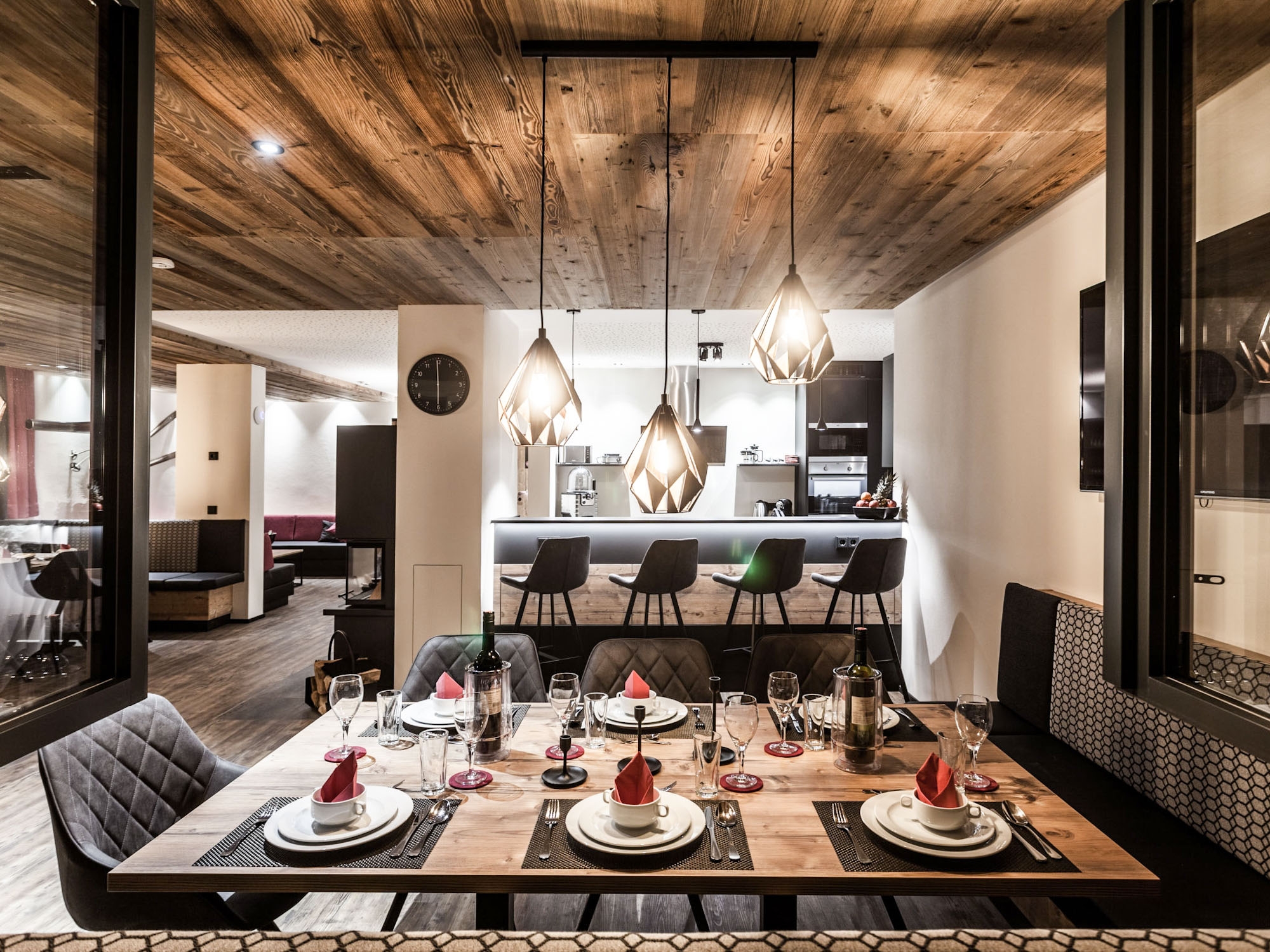 Luxus-Chalets im Montafon: Wohnbereich mit Küche (Beispiel)