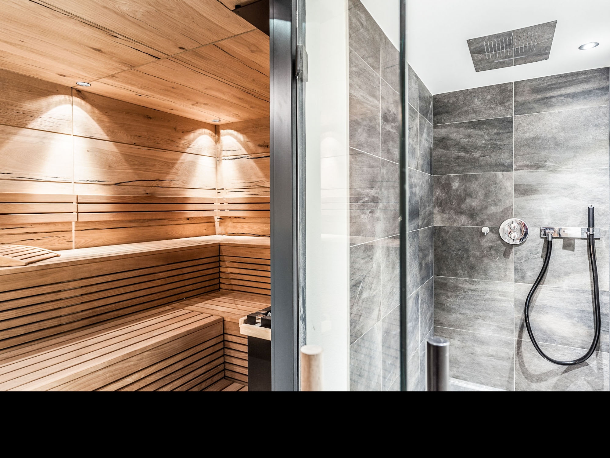 Luxus-Chalets im Montafon: Sauna mit Regendusche (Beispiel)