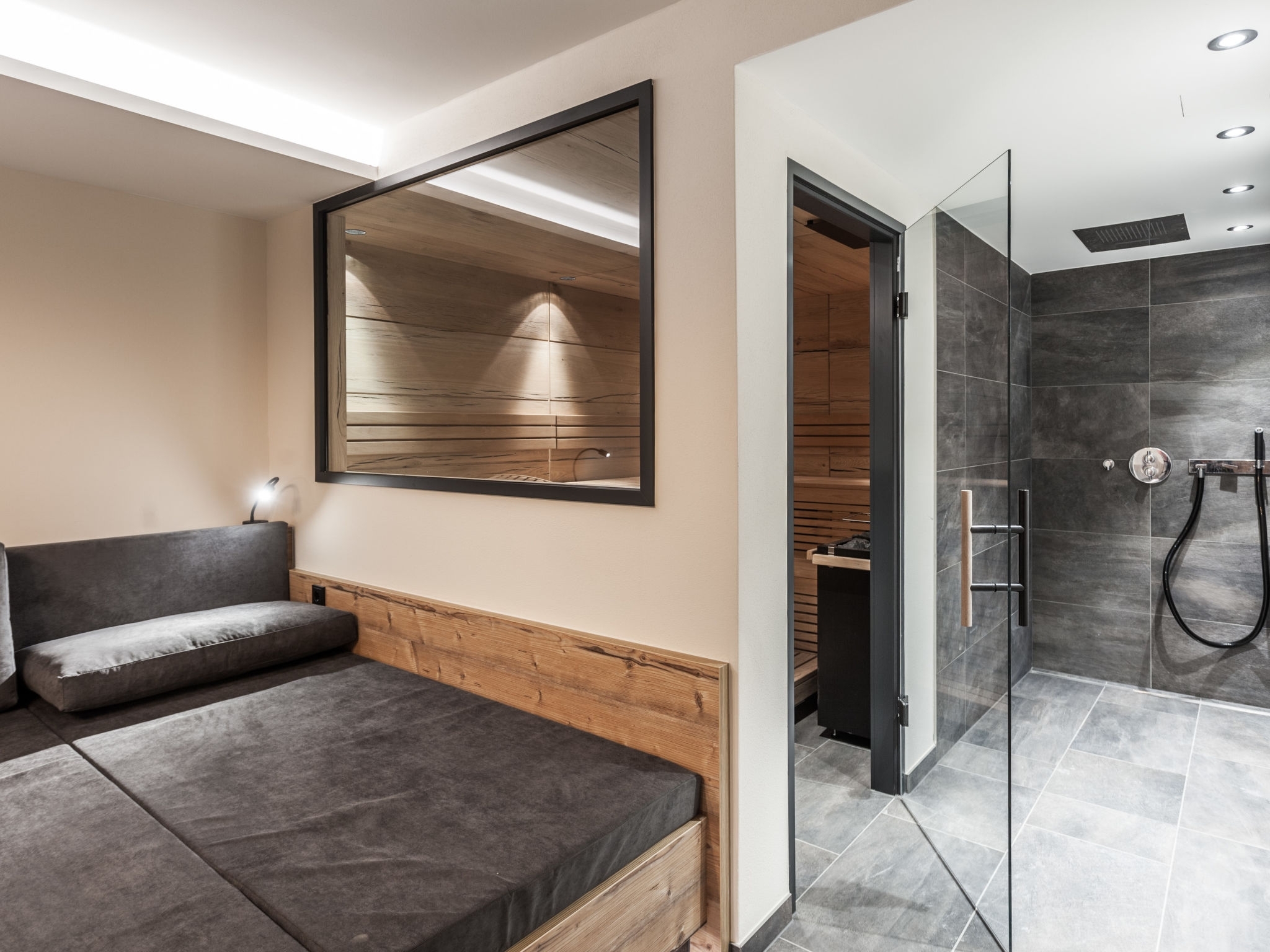 Luxuschalet im Montafon: Wellnessbereich mit Sauna, Regendusche und Ruhebereich (Beispiel)