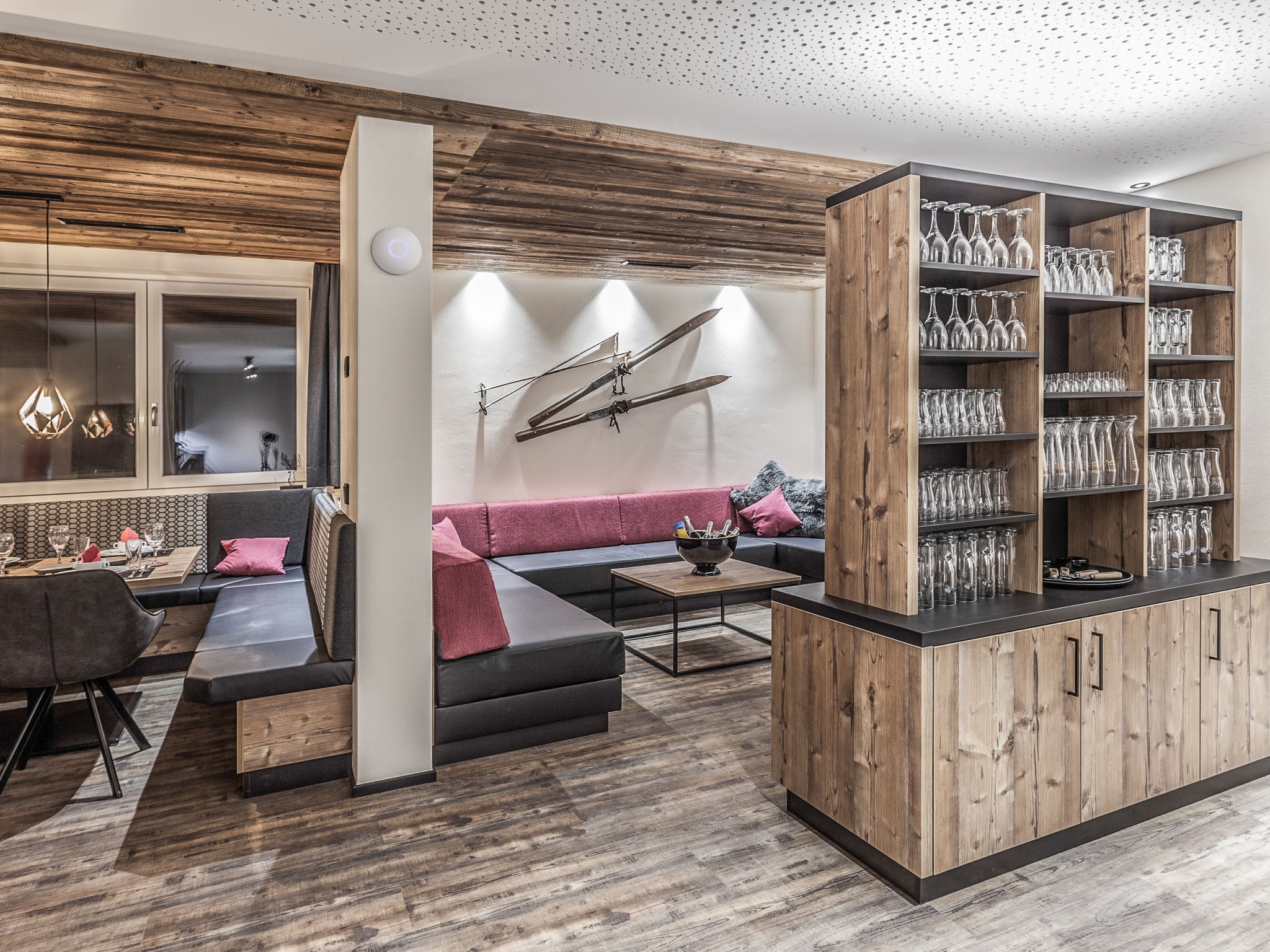 Luxuschalet im Montafon: Wohnbereich mit Sofa (Beispiel)