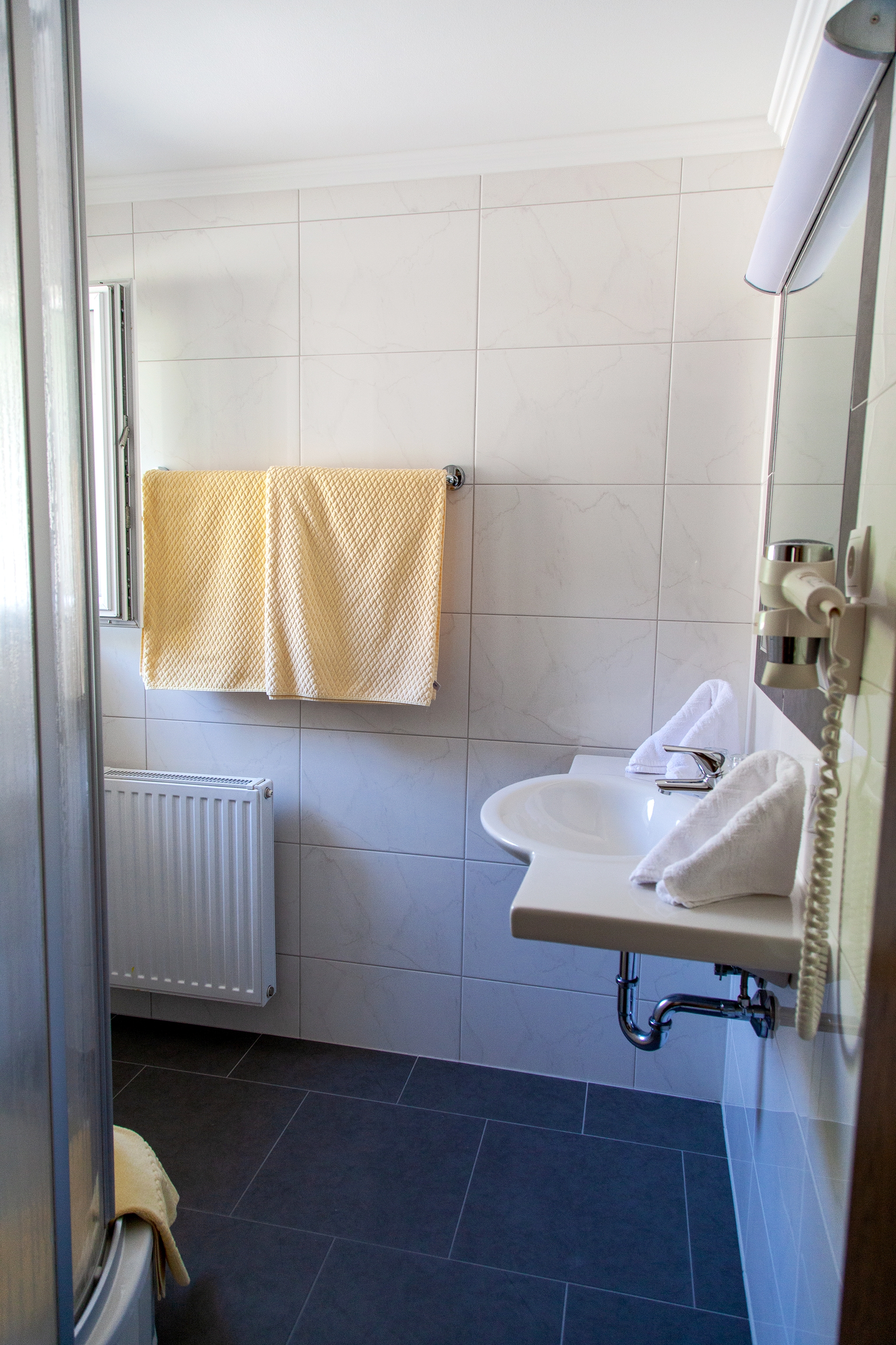Regina's Apart: Apartment 5 - Badezimmer mit Dusche