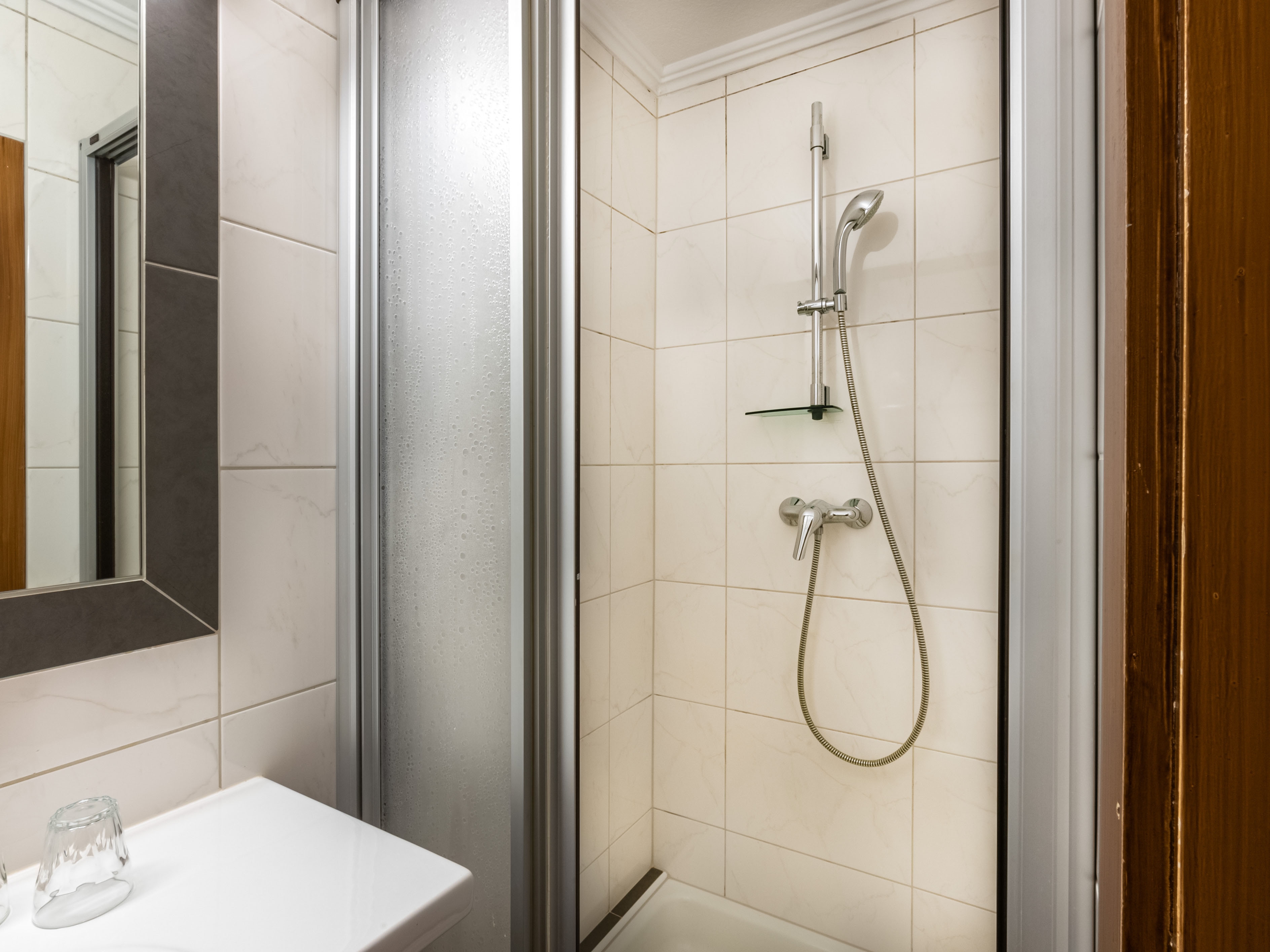 Regina's Apart: Apartment Nr. 4 - Bad mit Dusche