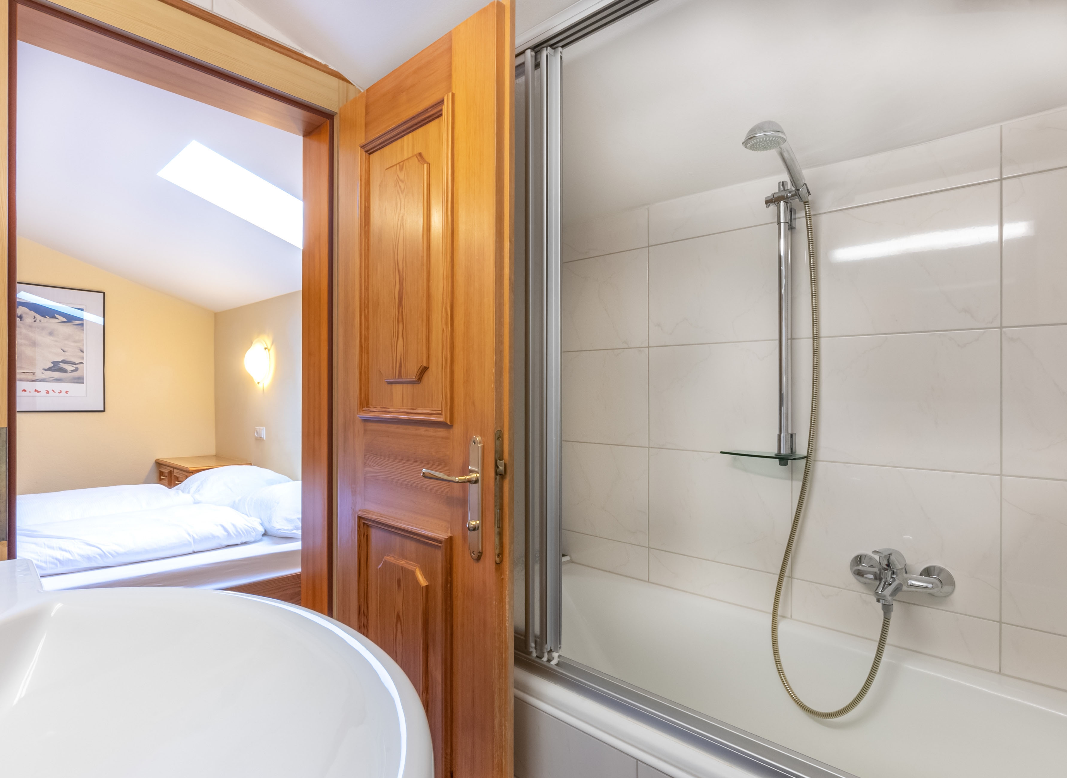 Regina's Apart: Apartment 8 - Schlafzimmer als Durchgangszimmer mit Wanne und Waschbecken