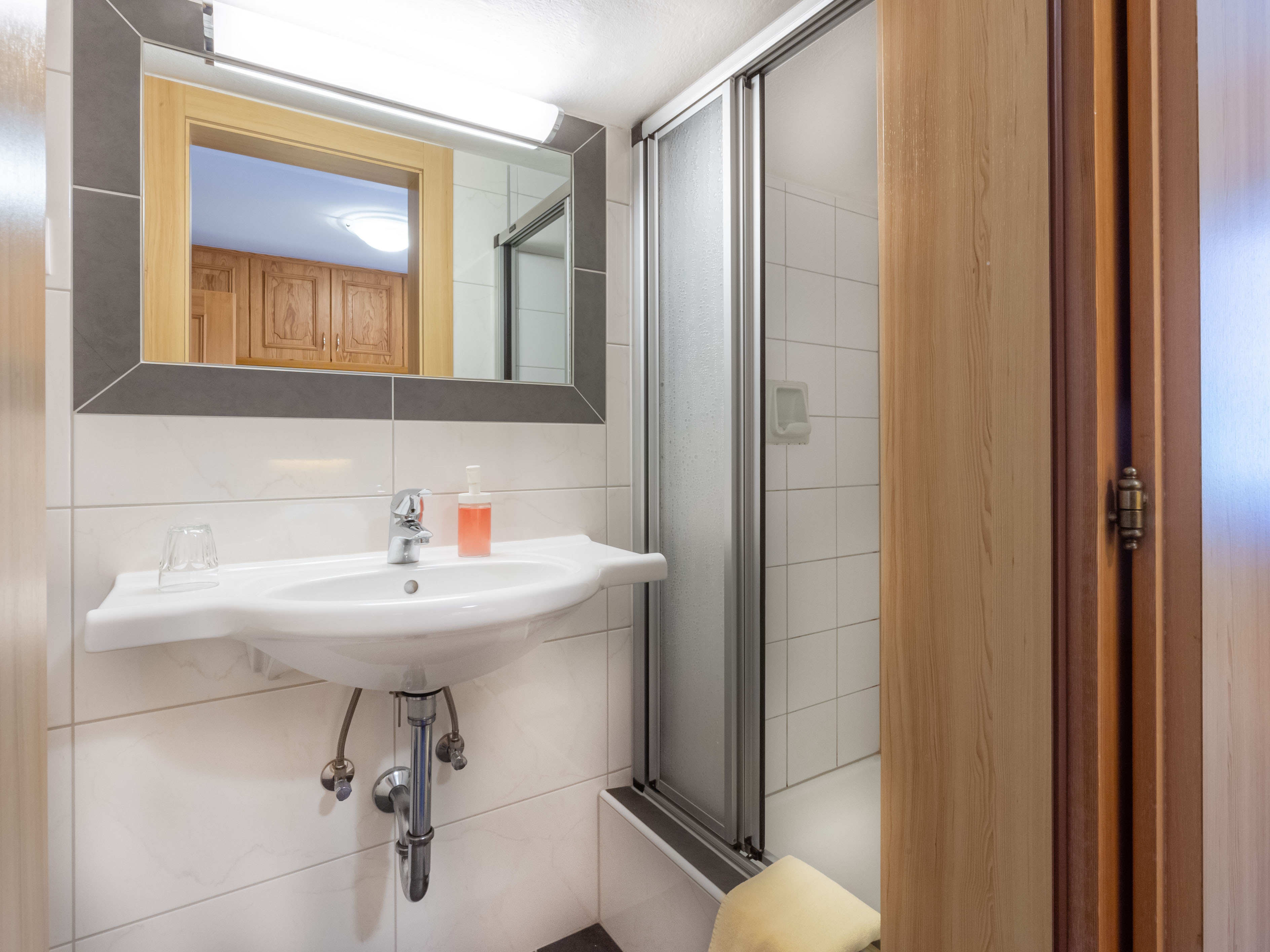 Regina's Apart: Apartment 8 - Doppelzimmer mit angeschlossenem Bad mit Dusche/WC