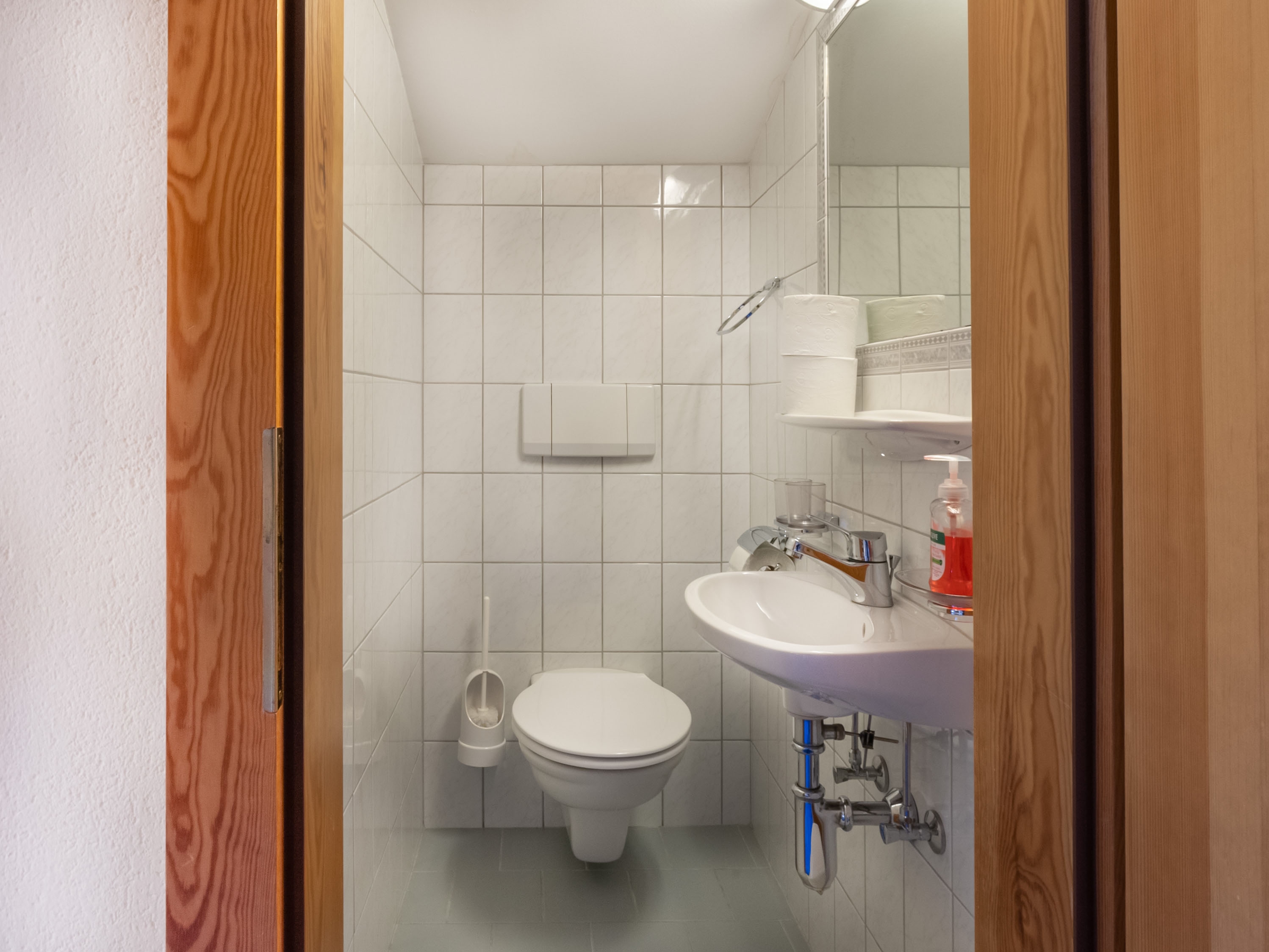 Regina's Apart: Apartment 8 - separates WC