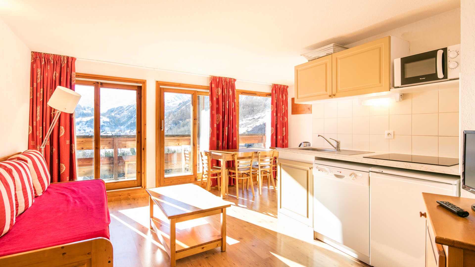 Le Hameau de Valloire: Appartement für 4 Personen - Wohnbereich mit Küchenzeile (Beispiel)