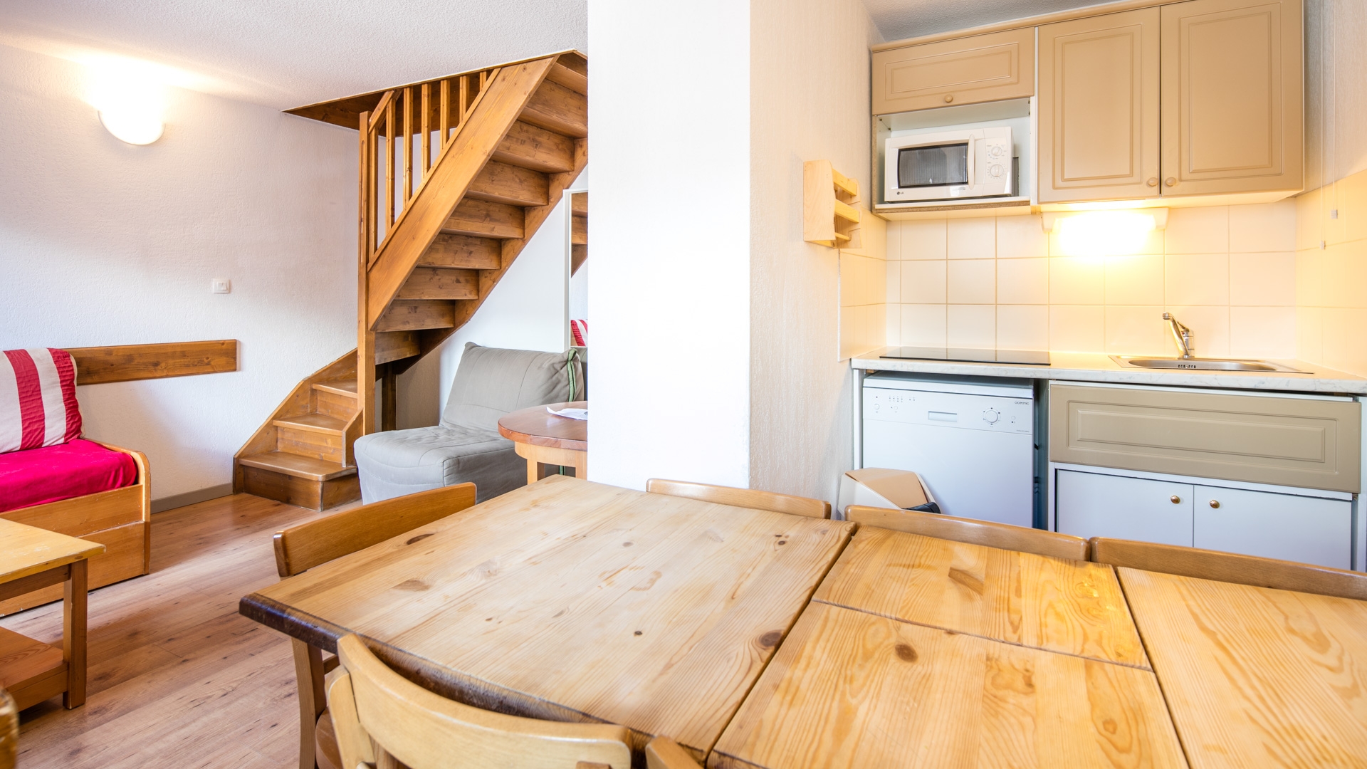 Le Hameau de Valloire: Appartement für 7 Personen - Essbereich mit Küchenzeile (Beispiel)
