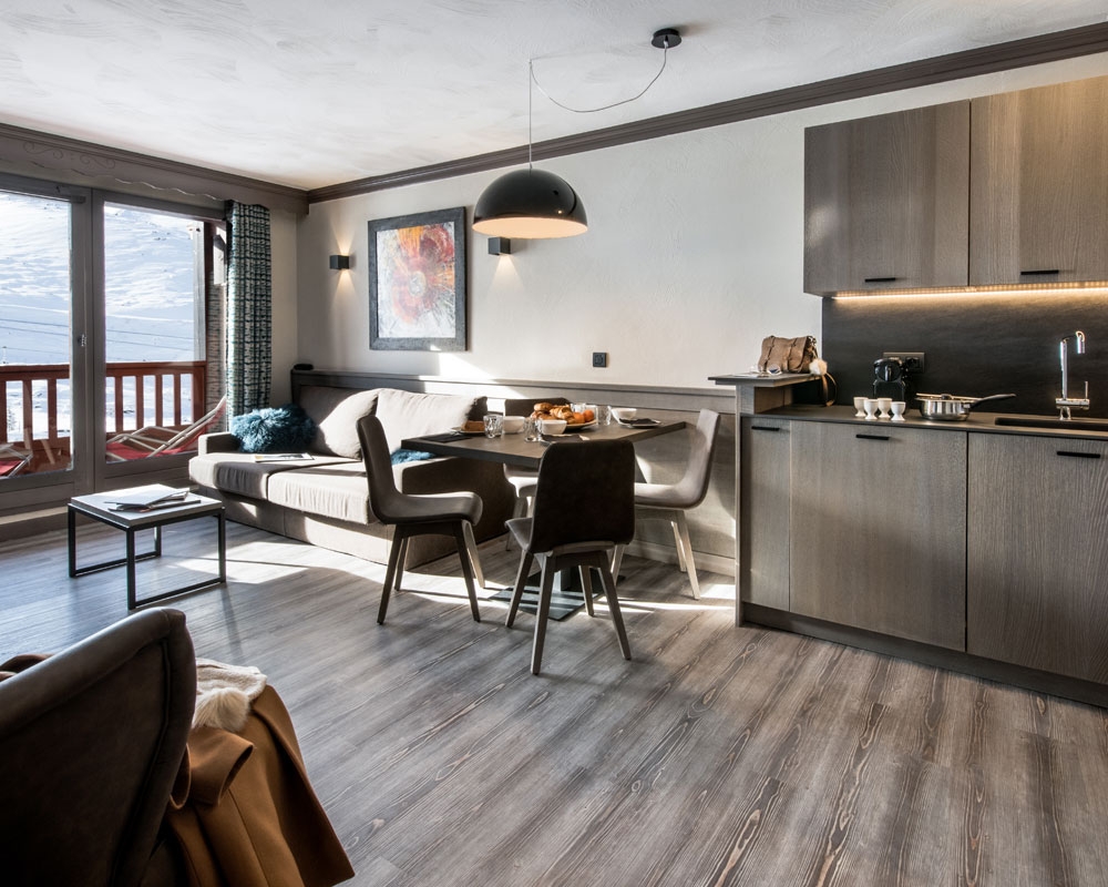 Village Montana: Appartement für 4 Personen Premium - Wohnbereich mit Küchenzeile (Beispiel)