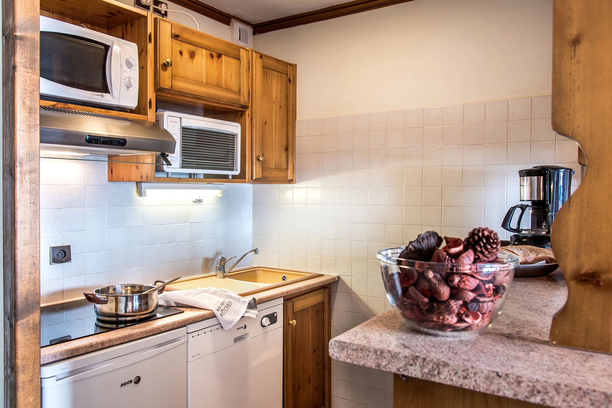 Village Montana: Appartement für 2-3 Personen - Küchenzeile (Beispiel)